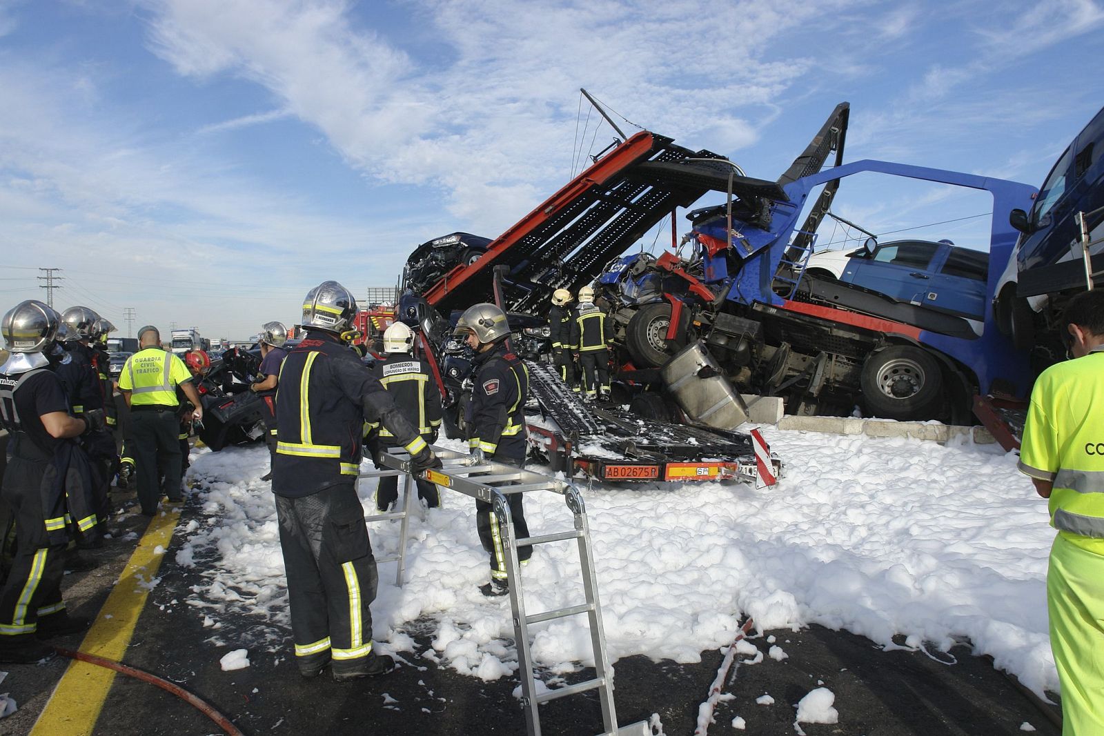 Choque mortal de tres camiones en la A-2, a la altura de Alcalá de Henares (Madrid)