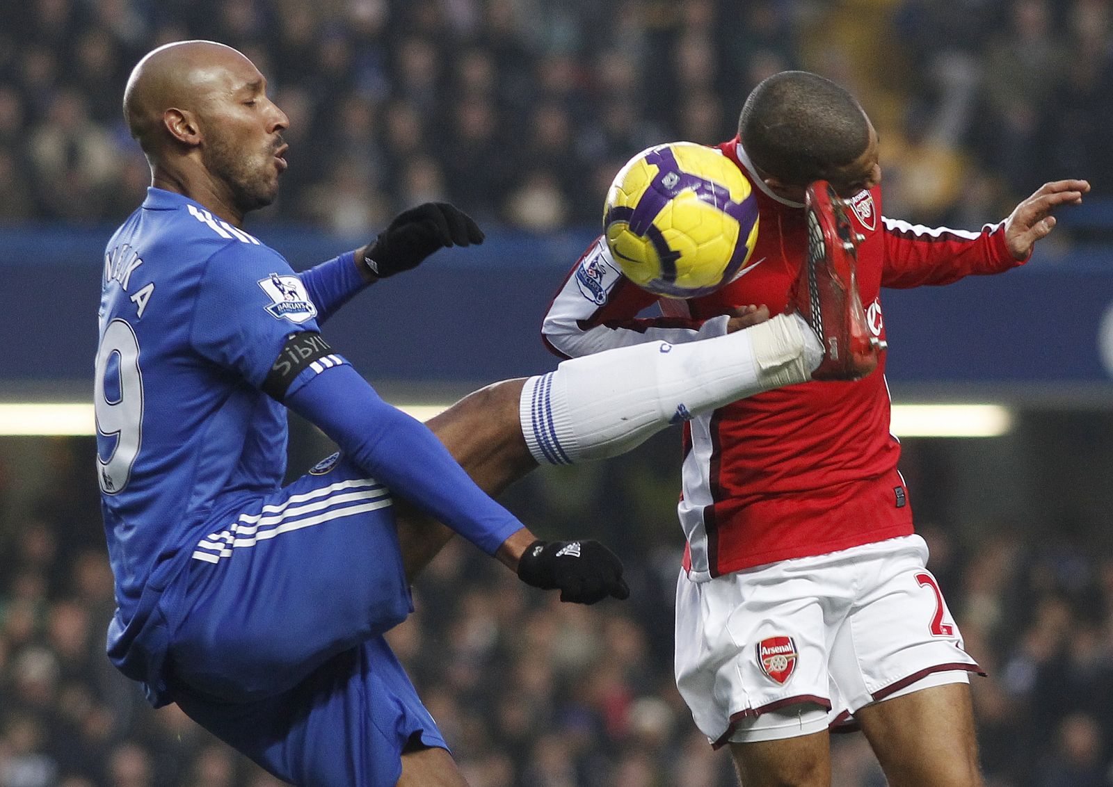 Nicolas Anelka, del Chelsea, lucha por la pelota con Gael Clichy, del Arsenal durante un partido de la Premier League.