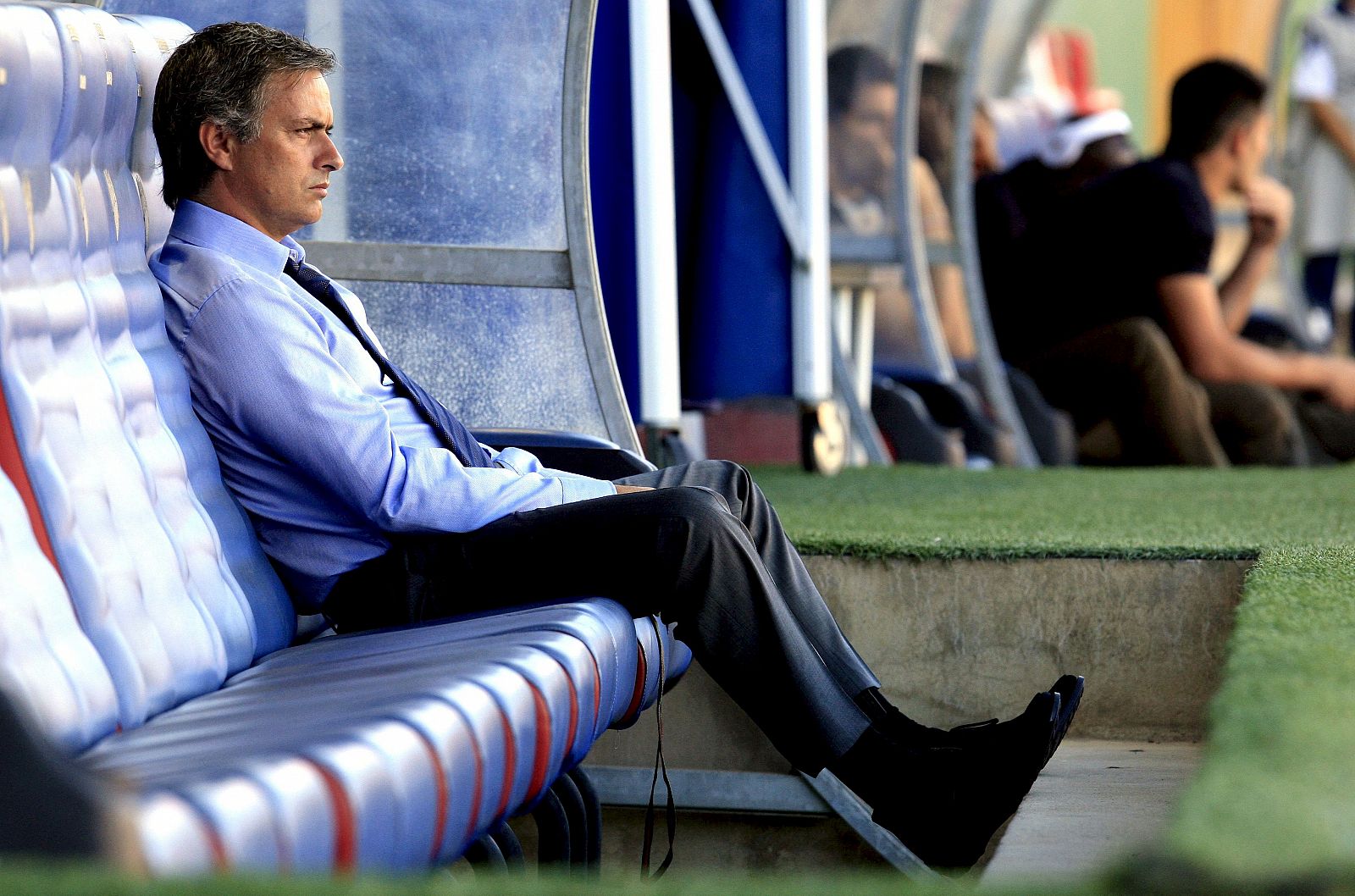 El entrenador portugués del Real Madrid, José Mourinho, sentado en el banquillo antes del partido frente al Levante UD.