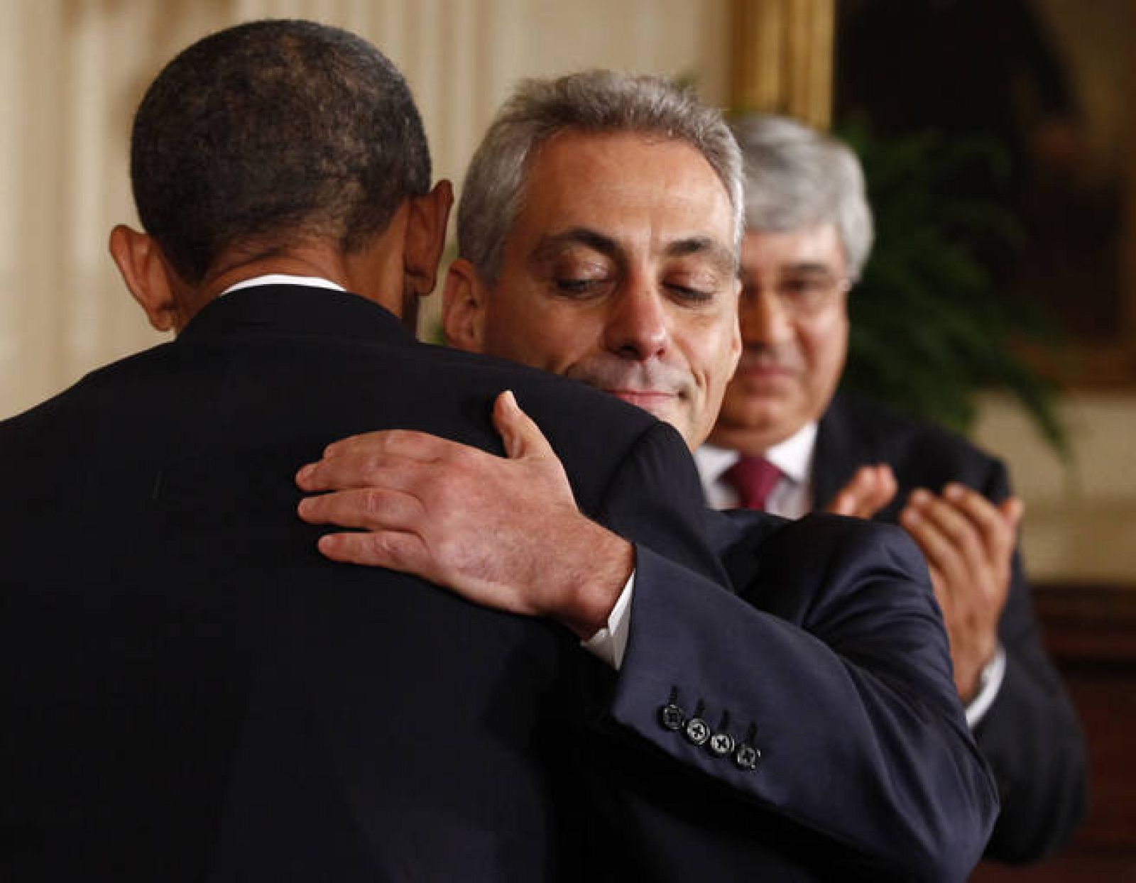 Obama abraza a su jefe de gabinete tras comunicar su dimisión.