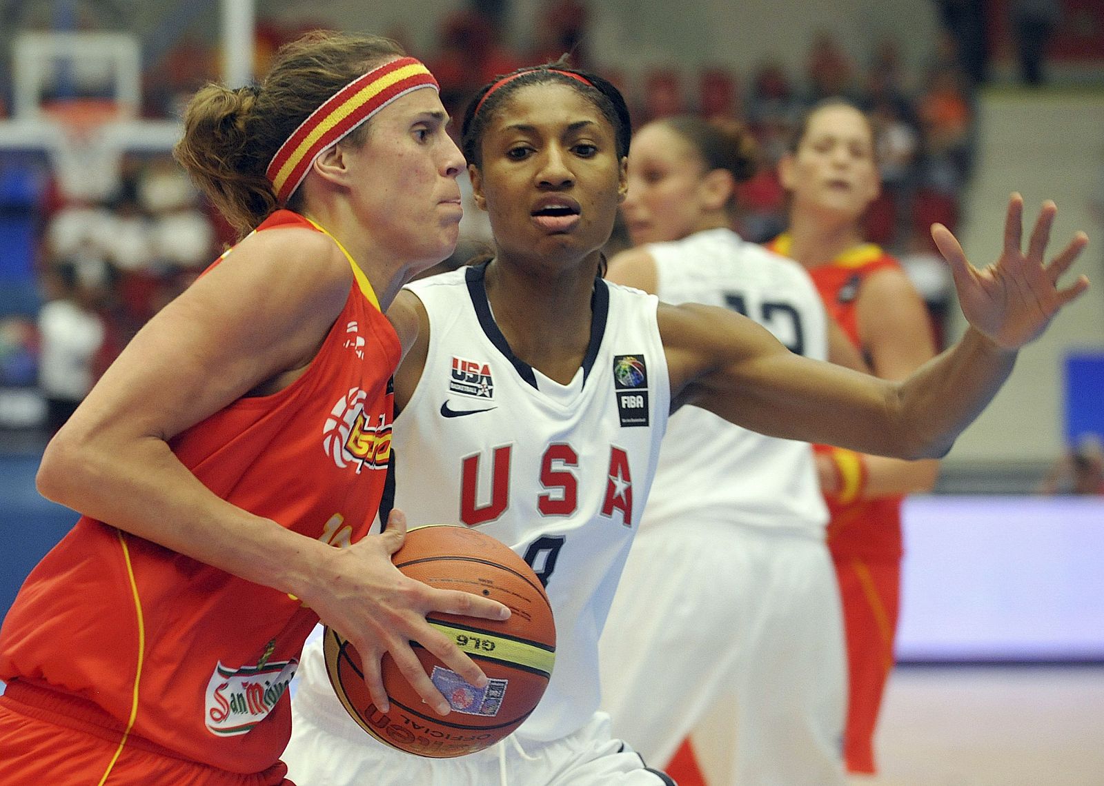 Amaya Valdemoro (i) lucha por el balón con la estadounidense Angel McCoughtry