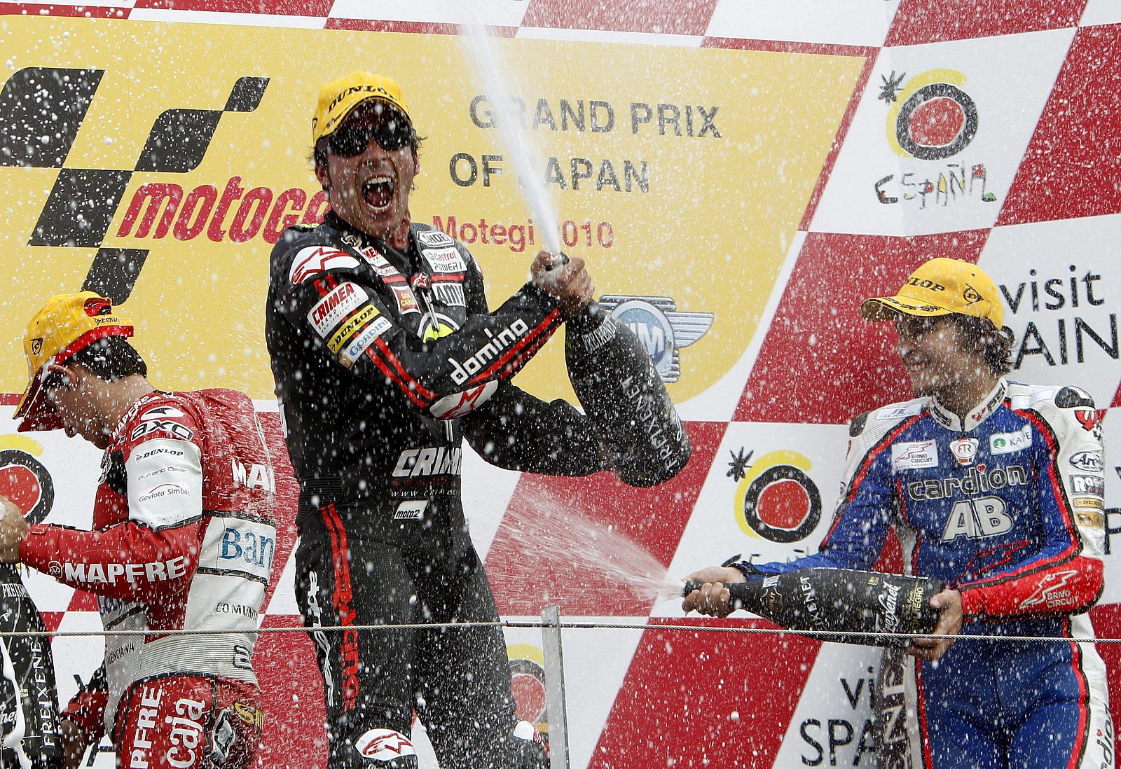 Toni Elias celebrando su victoria en Motegi.