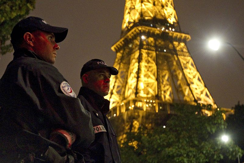 REABREN LA TORRE EIFFEL TRAS EL SEGUNDO FALSO AVISO DE BOMBA EN DOS SEMANAS