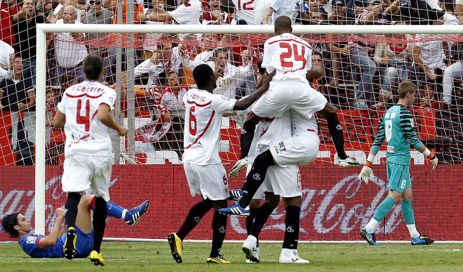 Los jugadores del Sevilla FC celebran uno de los goles de su equipo durante el partido frente al Atlético de Madrid.