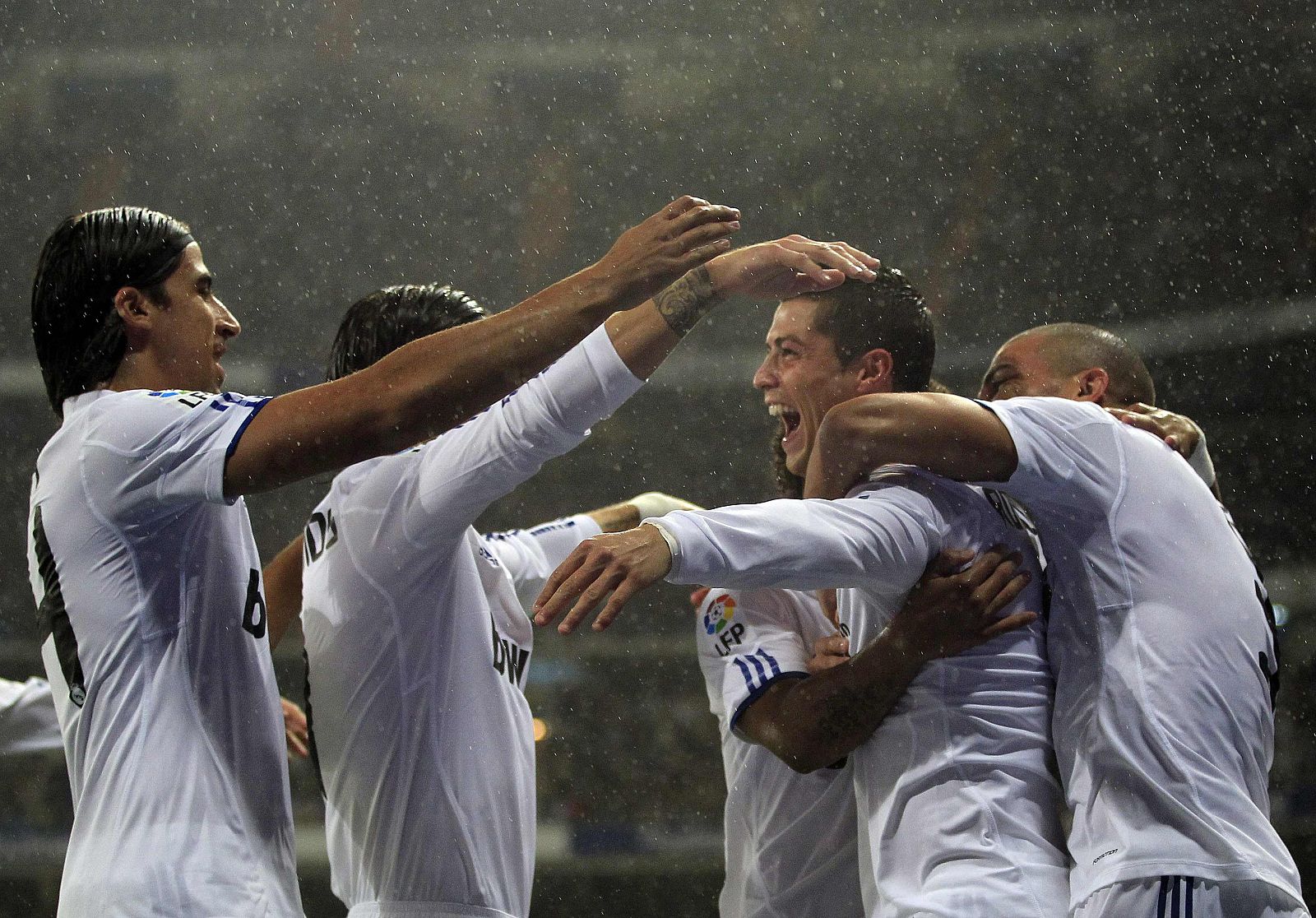 Los jugadores del Real Madrid felicitan a Cristiano Ronaldo después del primer gol.