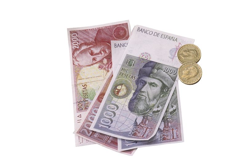 Billetes y monedas en pesetas.