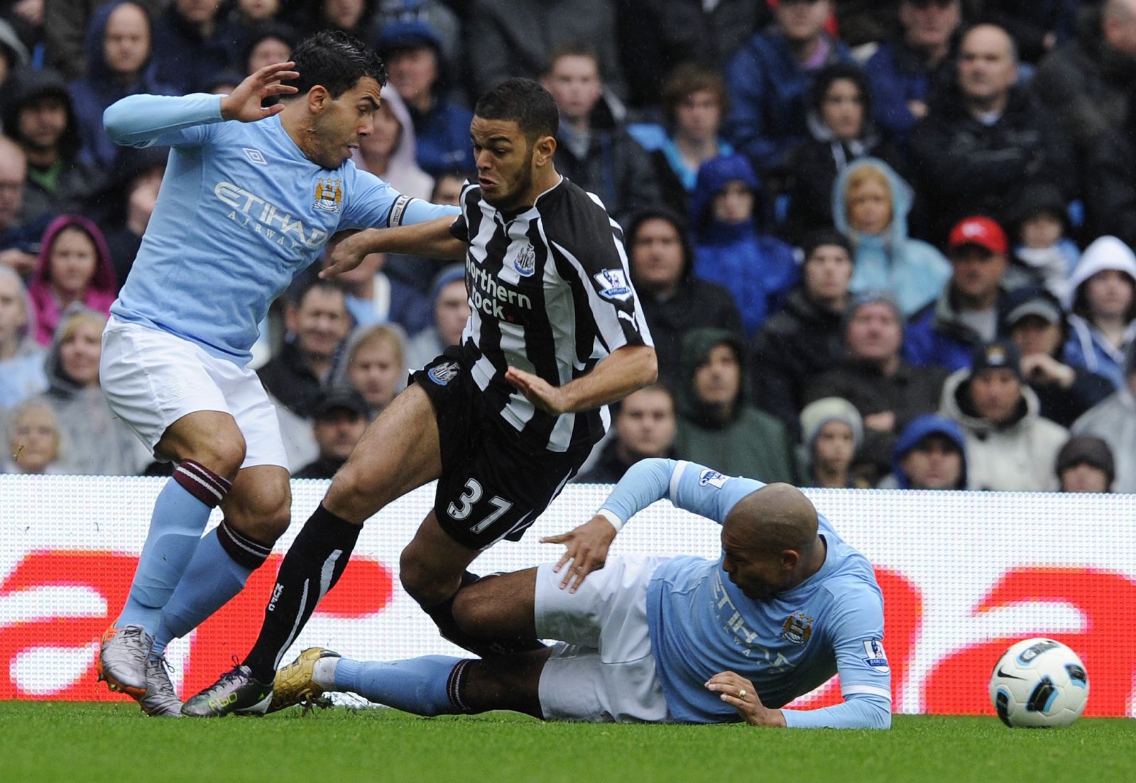 De Jong va al suelo llevándose por delante la pierna del francés del Newcastle, Ben Arfa.