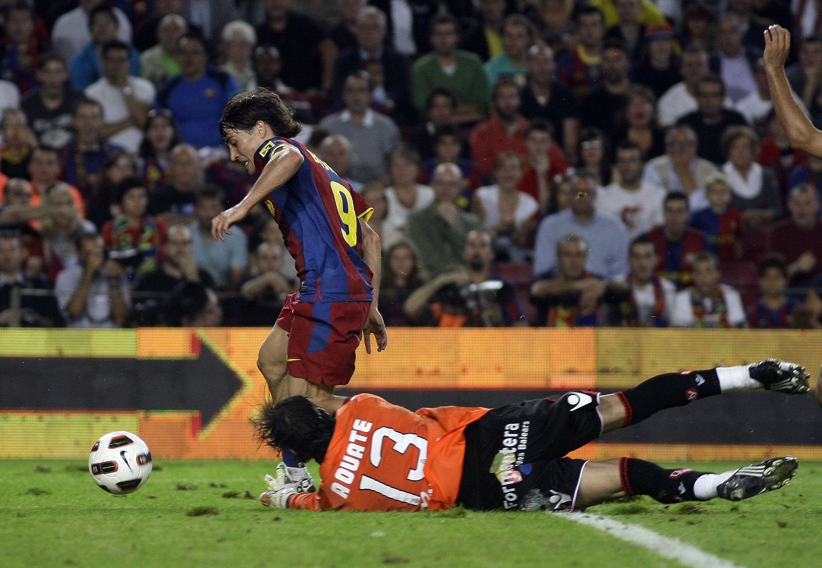 Imagen del Barça 1-1 Mallorca que demuestra el mal estado del césped del Camp Nou.