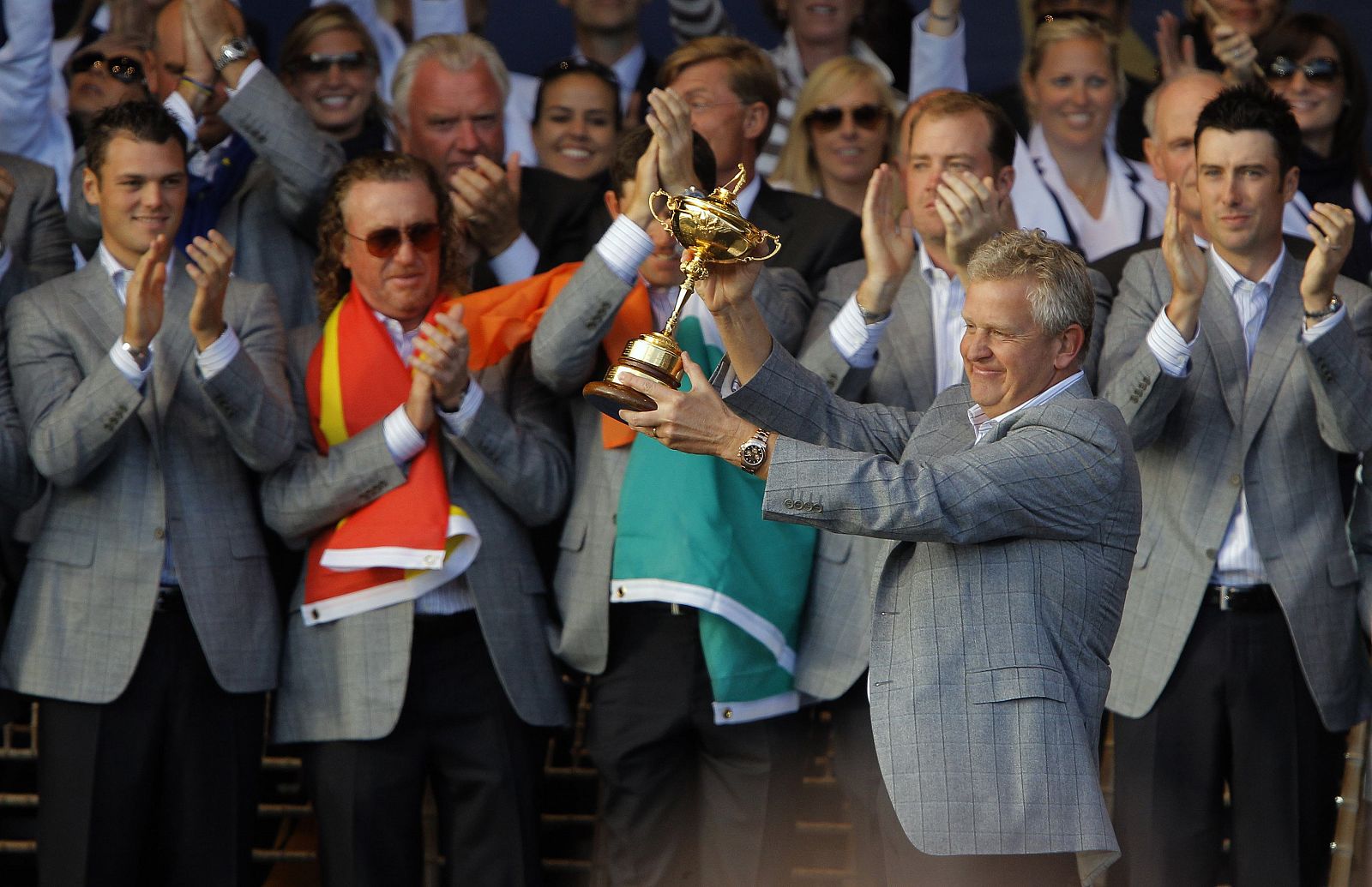 El capitán europeo, Colin Montgomerie, recibe la Ryder Cup.