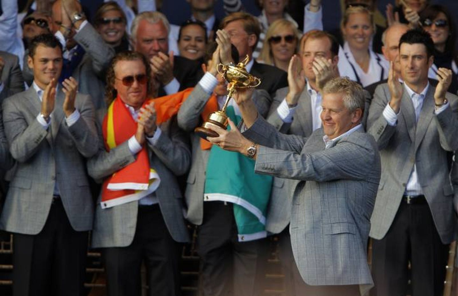 El capitán europeo, Colin Montgomerie, recibe la Ryder Cup.