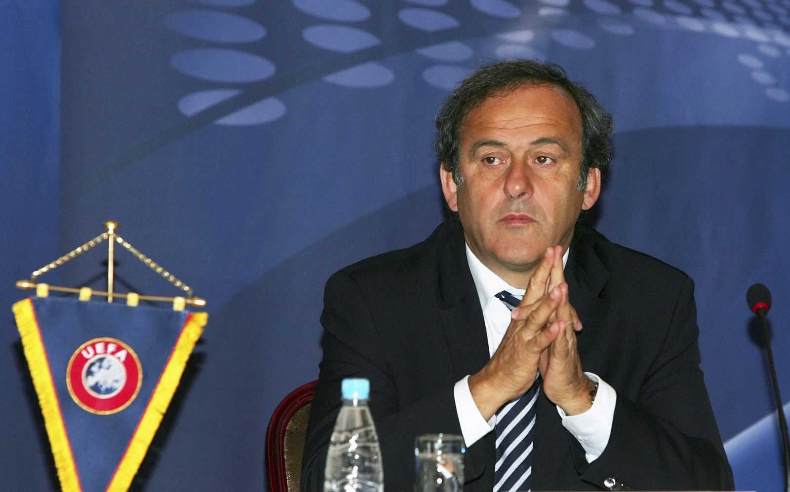 El presidente de la UEFA, Michel Platini, es fotografiado antes de la reunión del Comité Ejecutivo de la UEFA en el hotel Crowne Plaza en minsk (Bielorrusia).