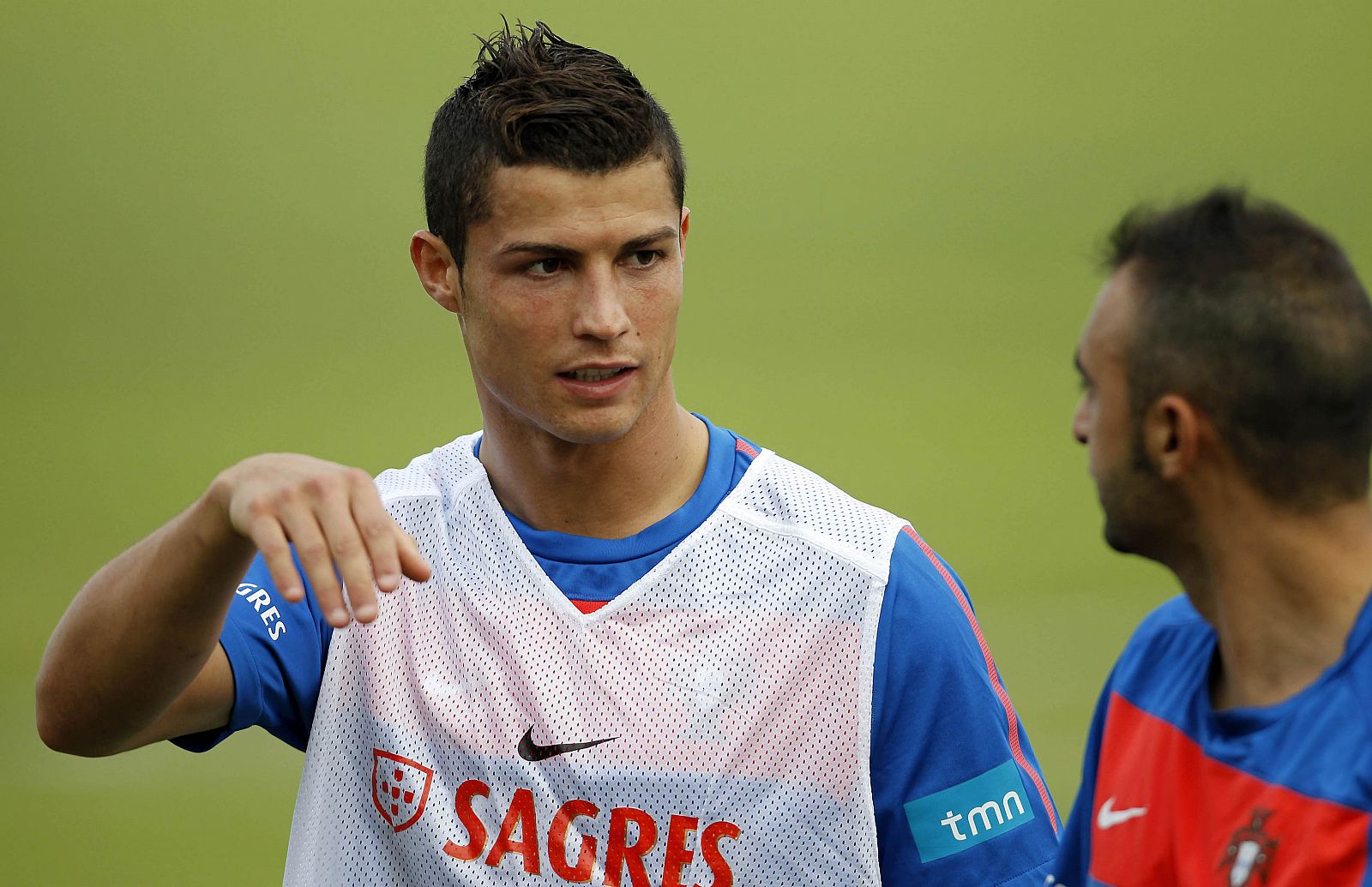 Cristiano Ronaldo charla con Martins en un entrenamiento con Portugal.