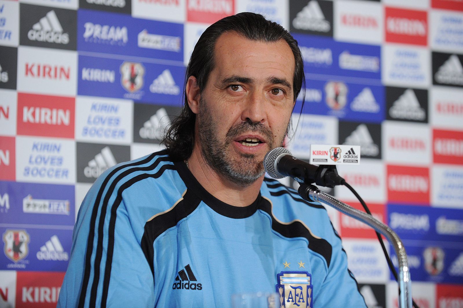 El entrenador de la selección argentina Sergio Batista habla en una rueda de prensa