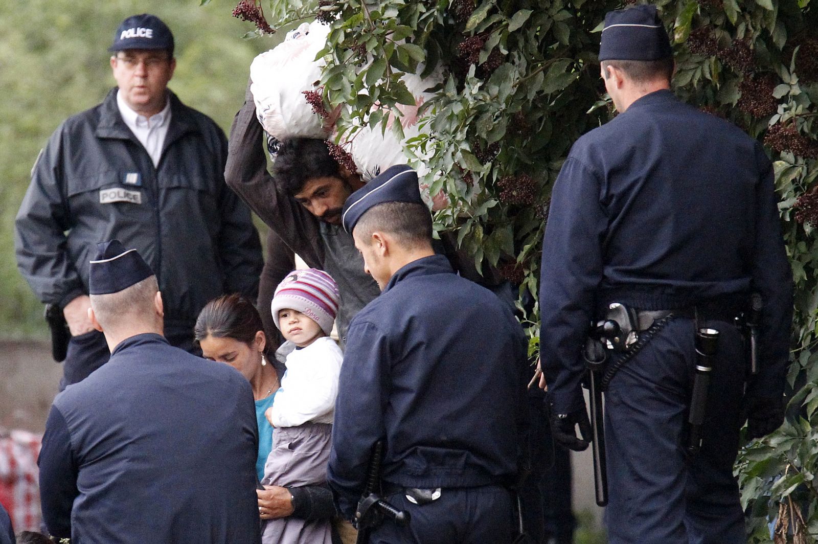 La Policía francesa evacúa a una familia gitana cerca de Lille.