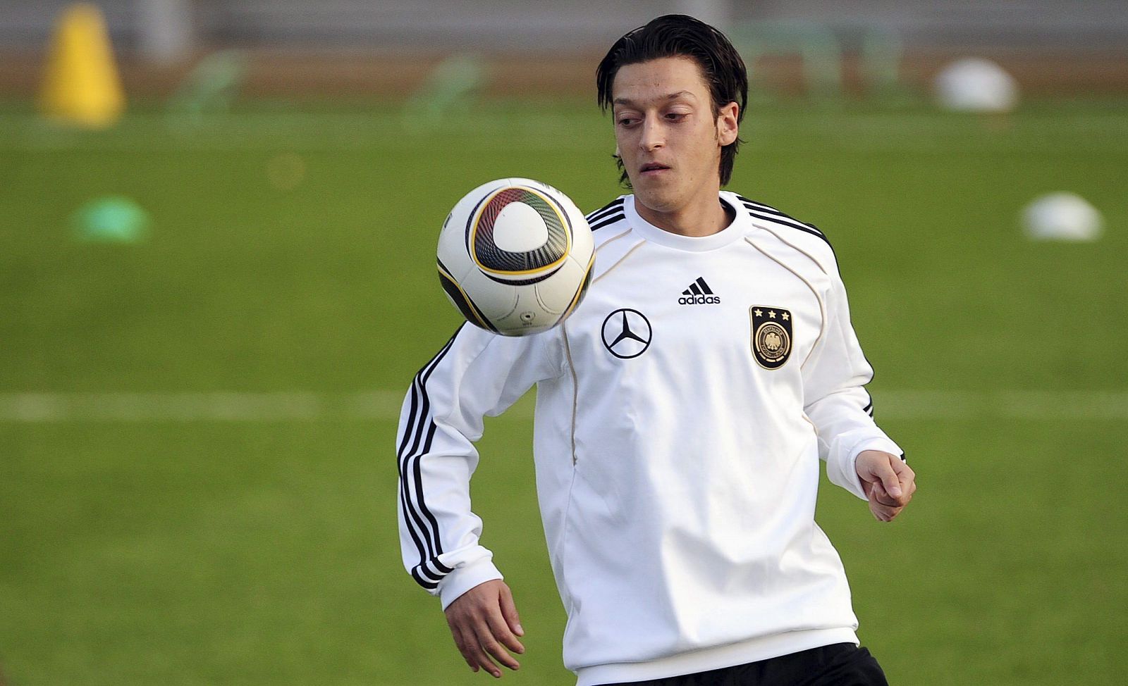 El jugador de la selección alemana de fútbol, Mesut Oezil, controla el balón durante el entrenamiento realizado en Berlín.