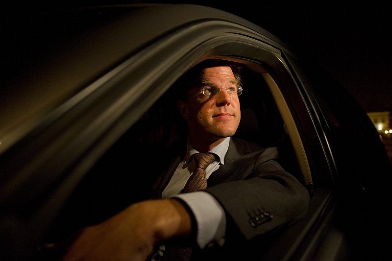 El primer ministro electo de Holanda, Mark Rutte, habla con la prensa a las afueras del palacio de la Reina Beatriz en La Haya.