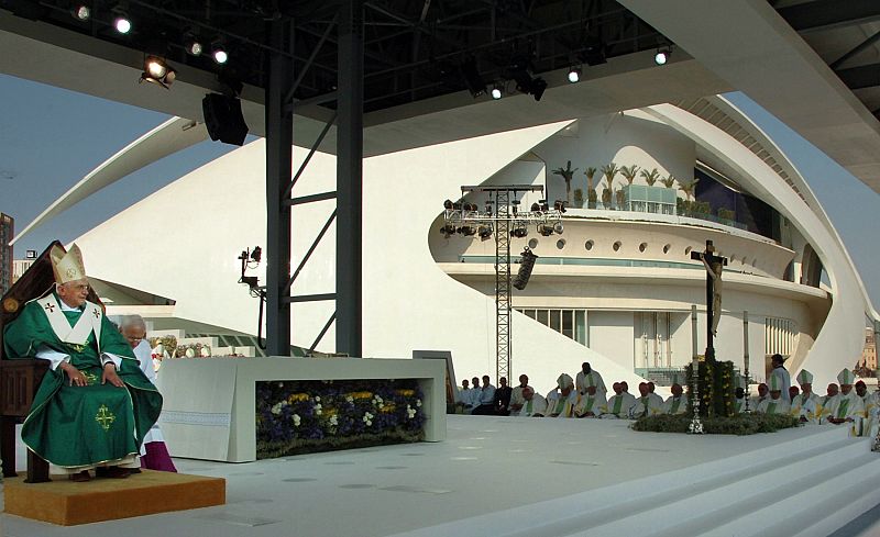 Pope Benedict XVI leads a mass in Valencia
