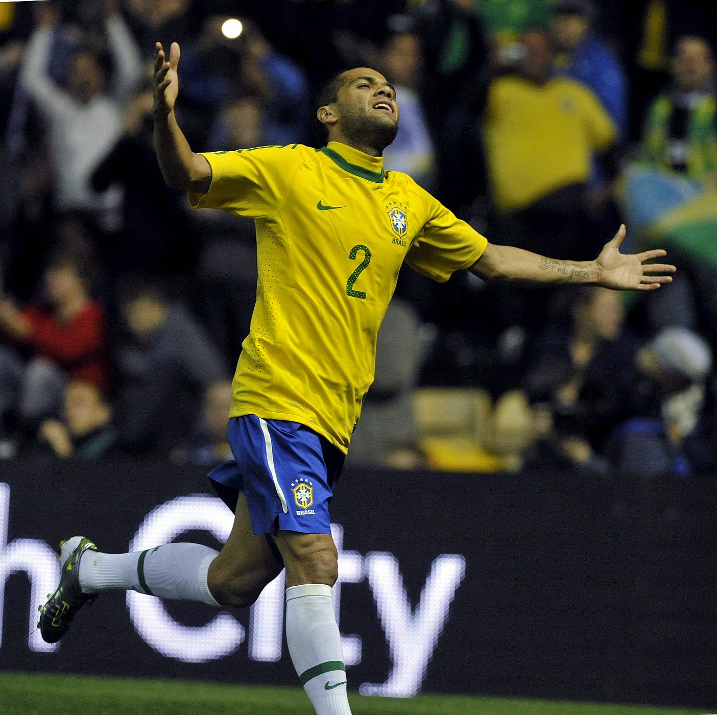 El lateral Dani Alves celebra el primer gol a Ucrania.