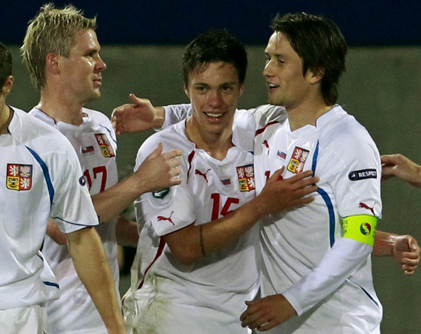 Kadlec celebra con sus compañeros el segundo gol checo.