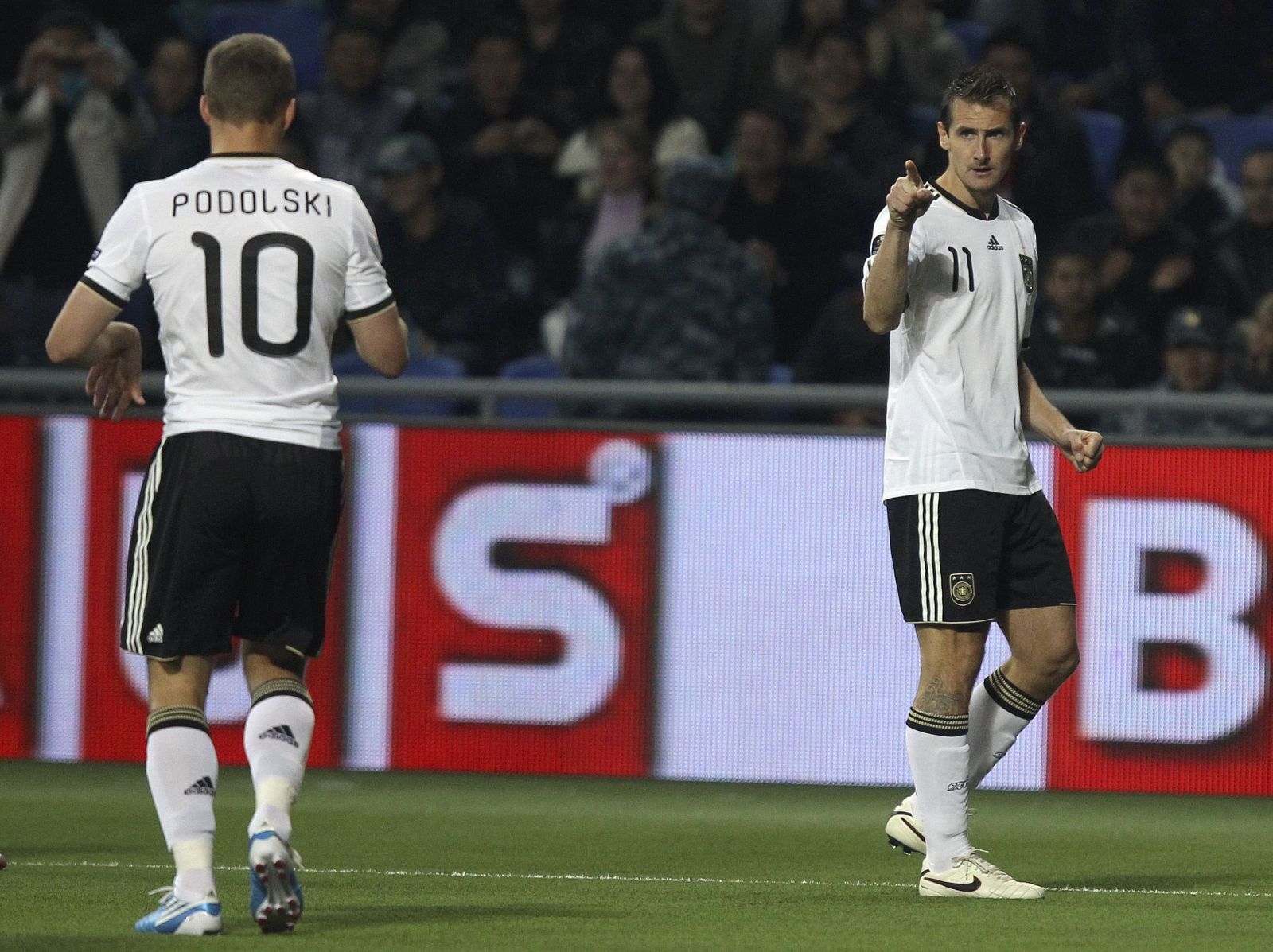 Klose dedica su gol al asistente Podolski.