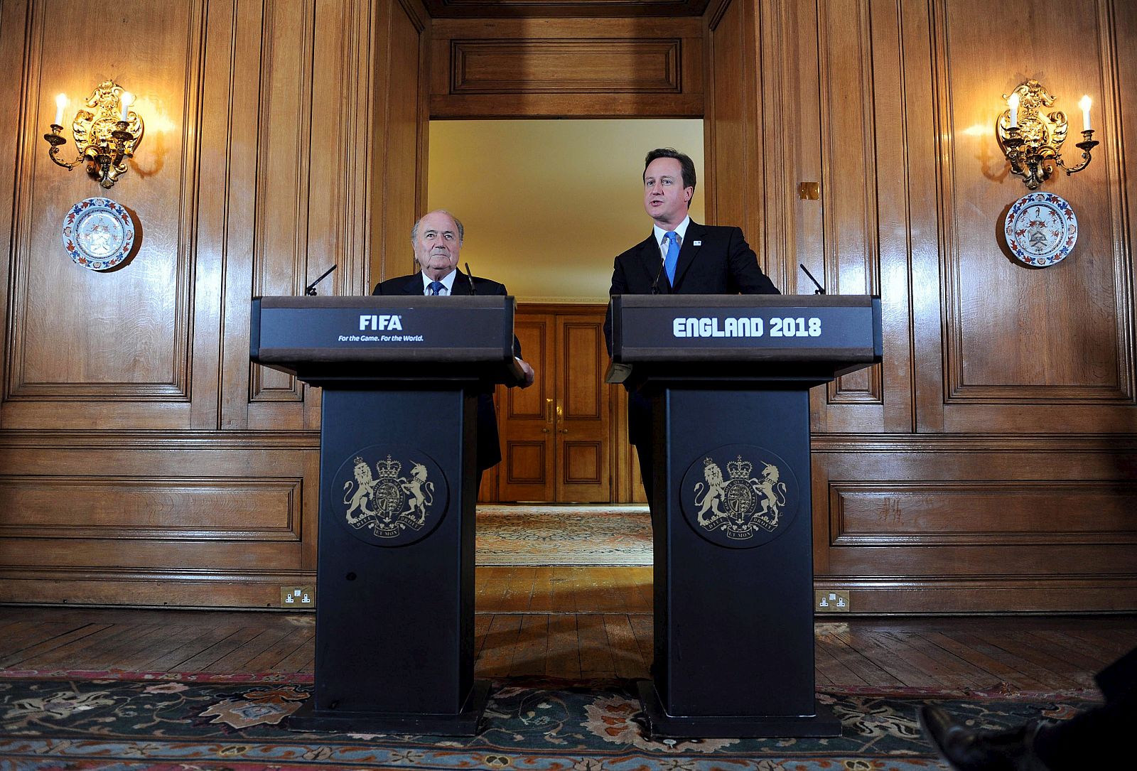 El presidente de la FIFA, Joseph Blatter (izq), y el primer ministro británico, David Cameron (der)