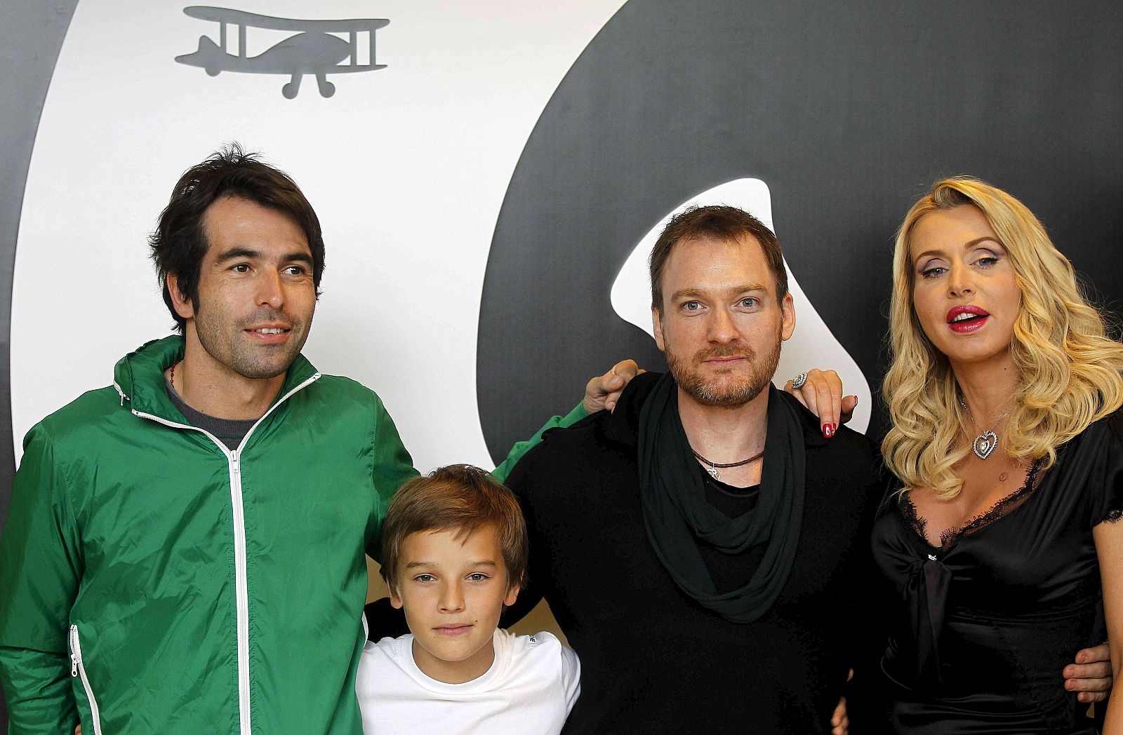 El director Christian Molina, junto a los actores Fergus Riordan, Ben Temple y Valeria Marini, posa para la prensa.