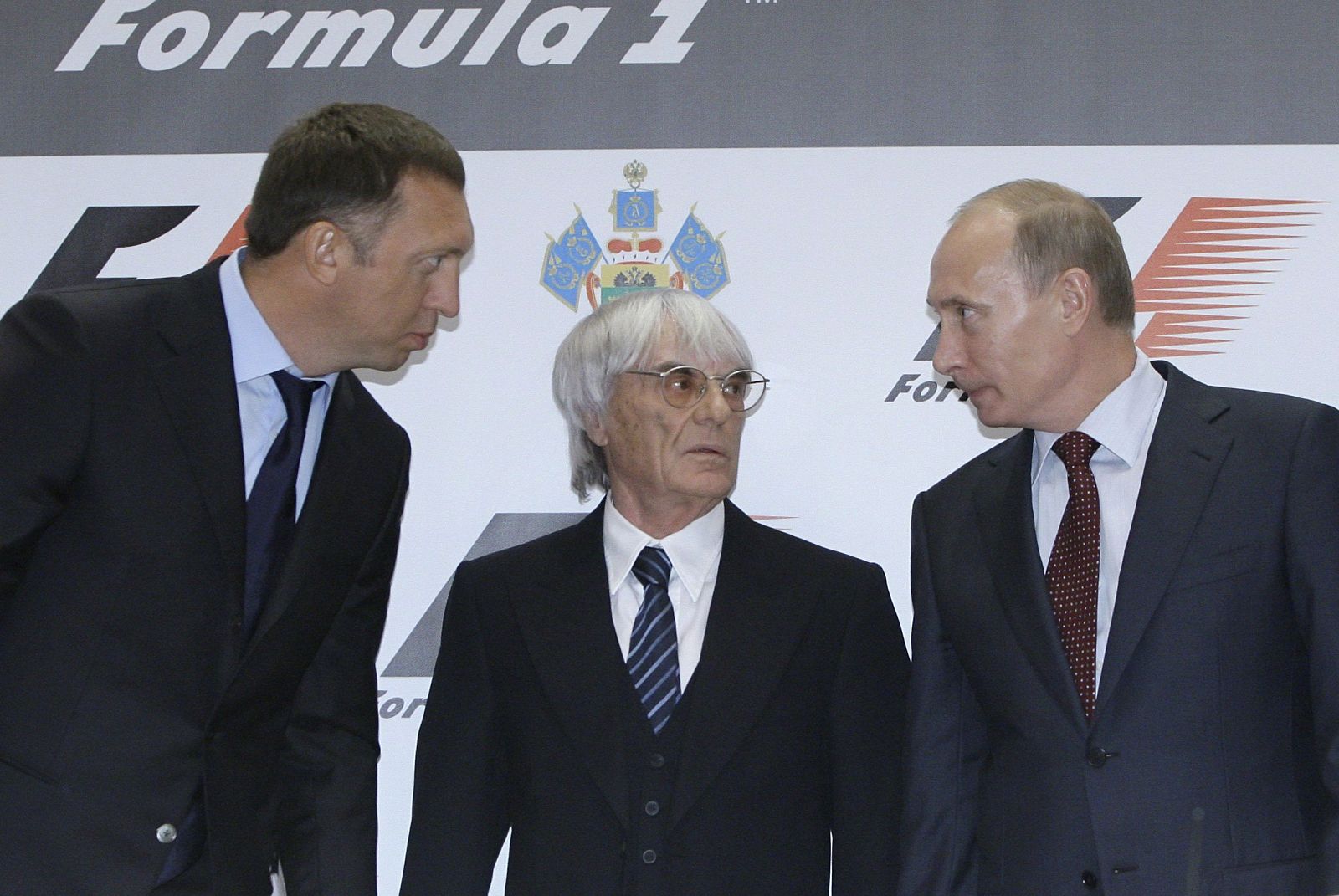 El primer ministro ruso, Vladimir Putin y el patrón de la Fórmula Uno, Bernie Ecclestone, con el magnate Oleg Deripaska