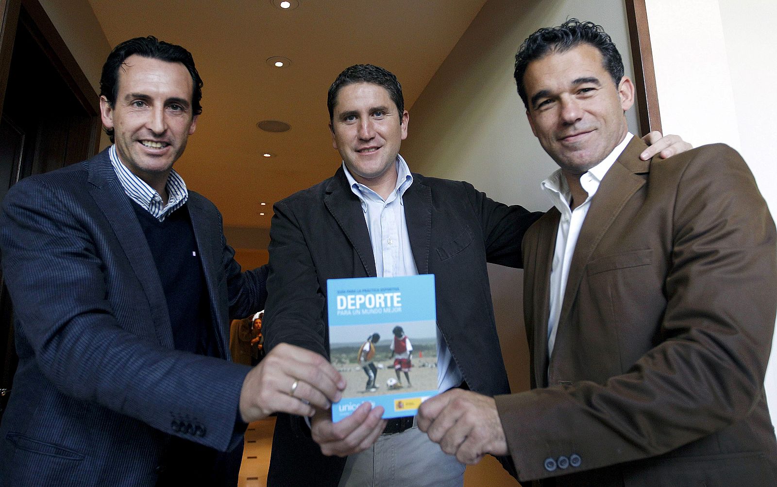 Los entrenadores del Levante, Luis García Plaza (d), del Valencia, Unai Emery (i), y del Villarreal, Juan Carlos Garrido