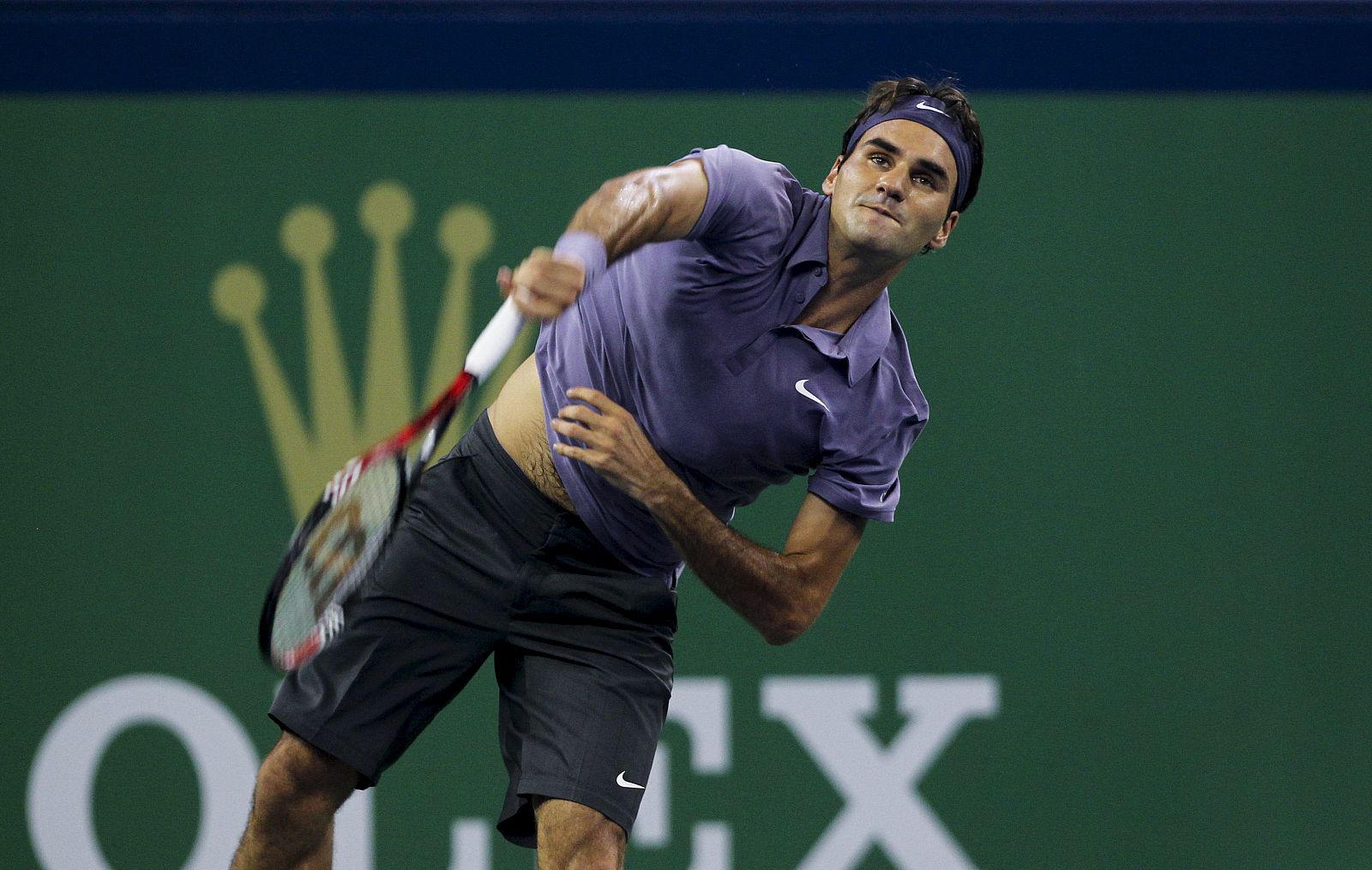 El tenista suizo Roger Federer sirve una bola.