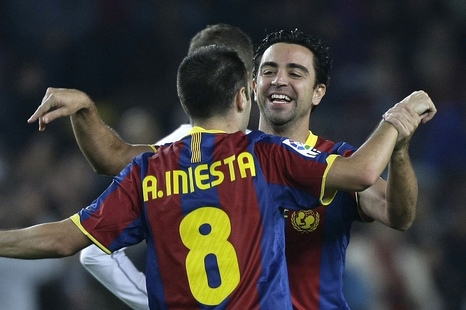 Iniesta y Xavi se abrazan tras el primer gol azulgrana.