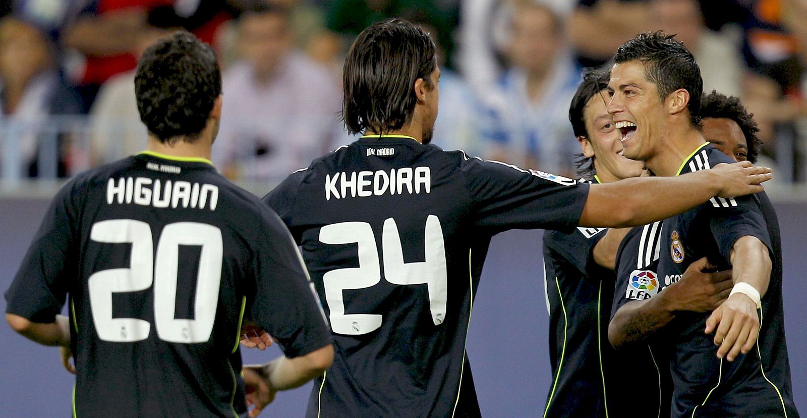 Cristiano Ronaldo celebra con sus compañeros su segundo gol del partido.