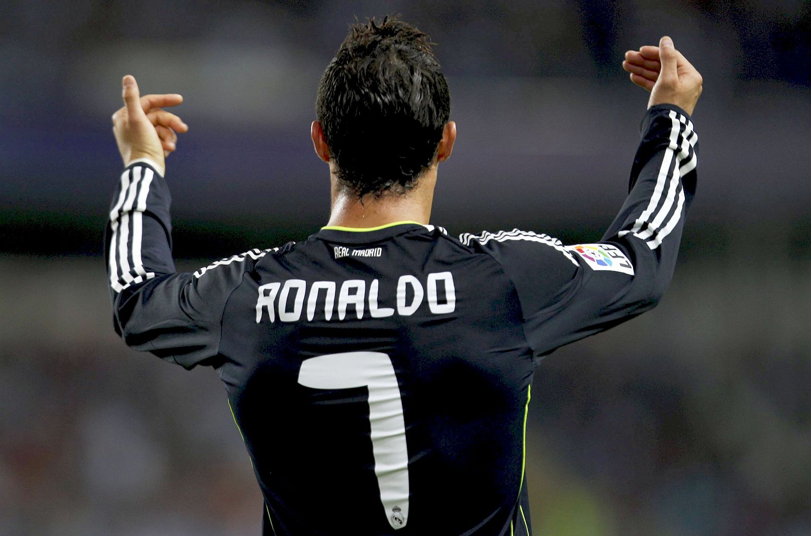 El delantero portugués del Real Madrid, Cristiano Ronaldo, llama a sus compañeros a celebrar el gol que ha conseguido ante el Málaga.