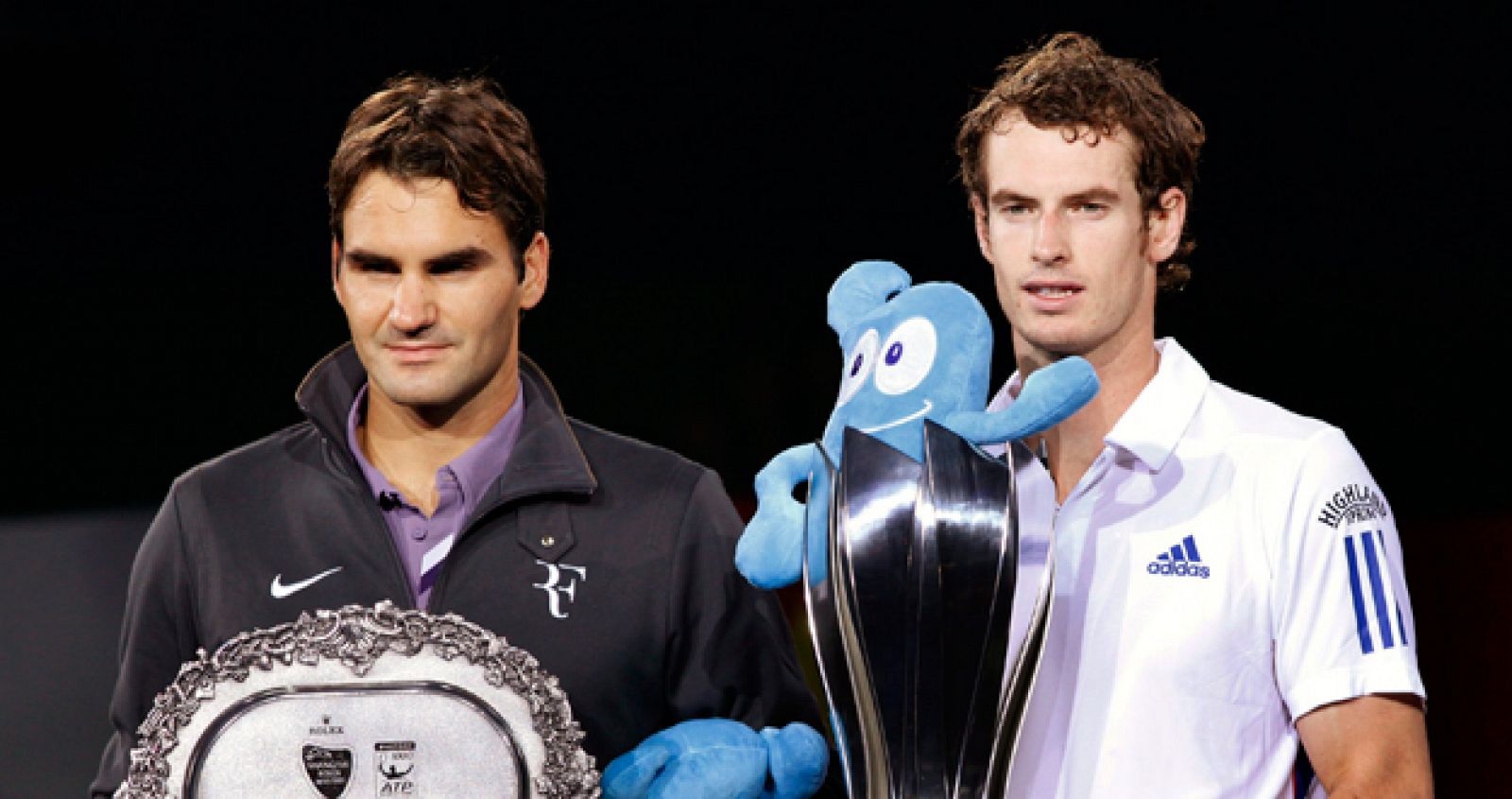 Murray y Federer posan con sus trofeos tras la final del Masters de Shangai.