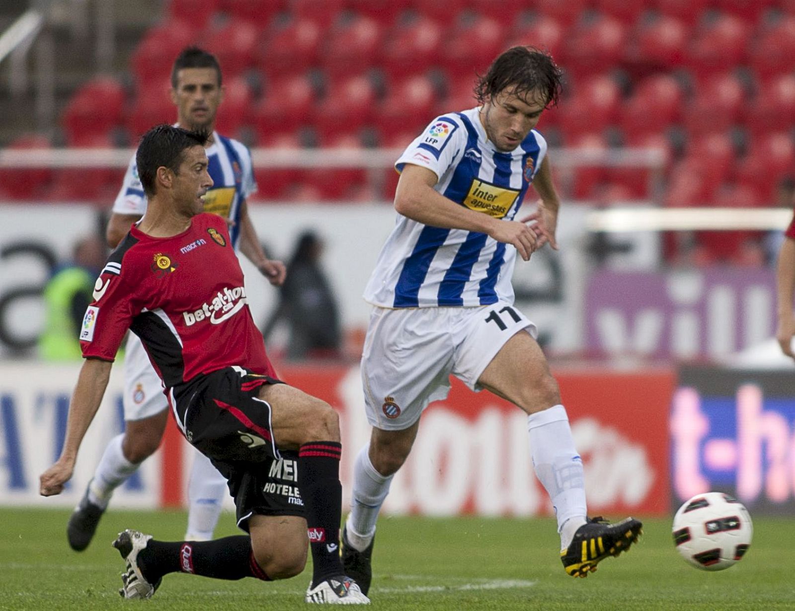 El defensa del Mallorca Kevin García Martínez, ante el espanyolista Joan Verdú.