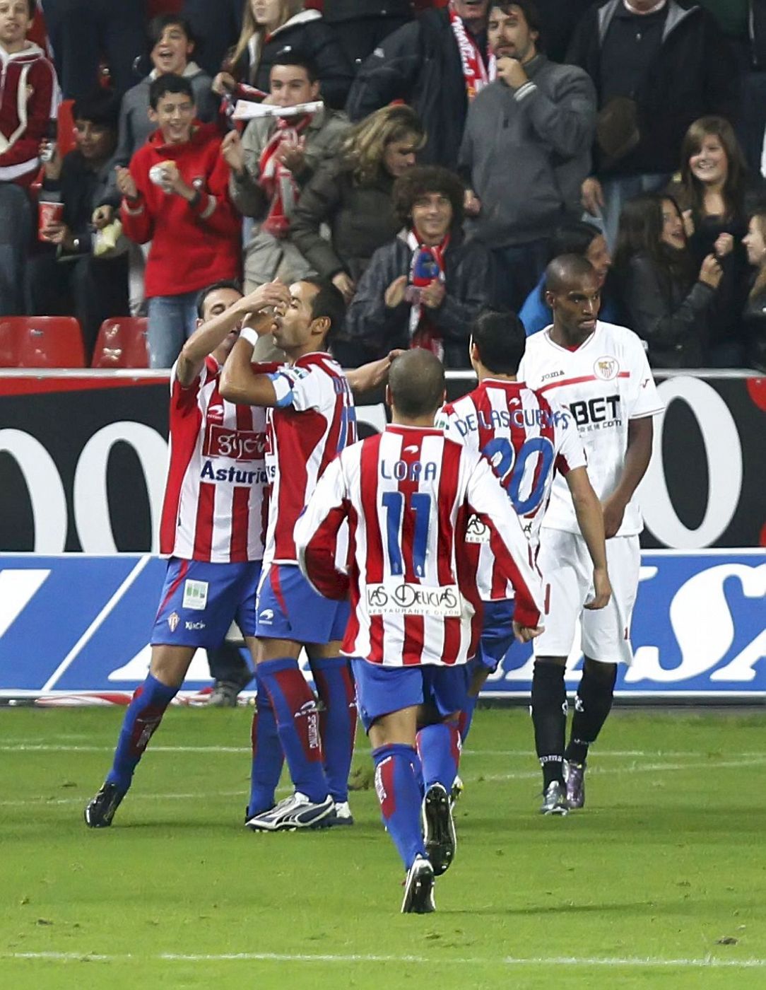 Los jugadores del Sporting calebran el segundo gol ante el Sevilla.