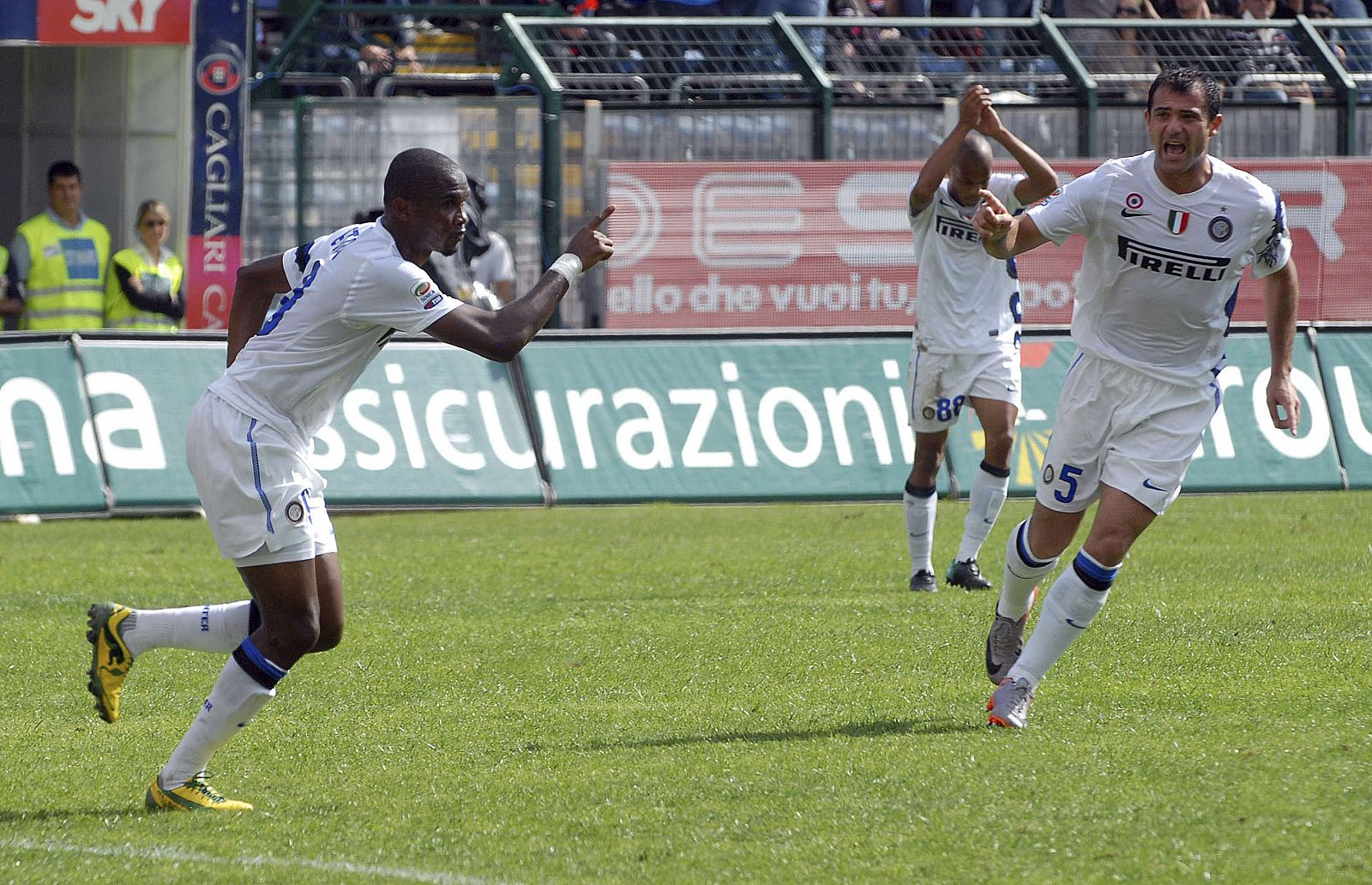 Samuel Eto'o celebra el gol marcado ante el Cagliari.