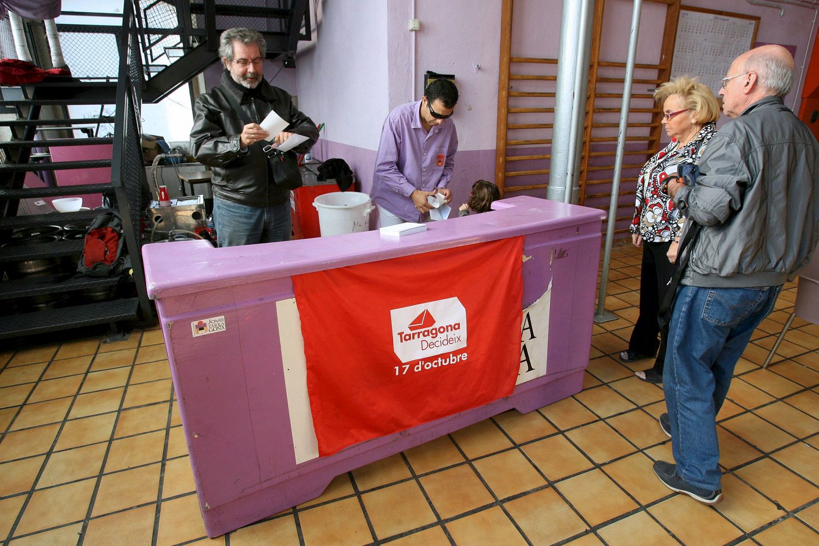 Algunos ciudadanos esperan para votar en la consulta popular sobre la independencia que se celebra hoy en Tarragona