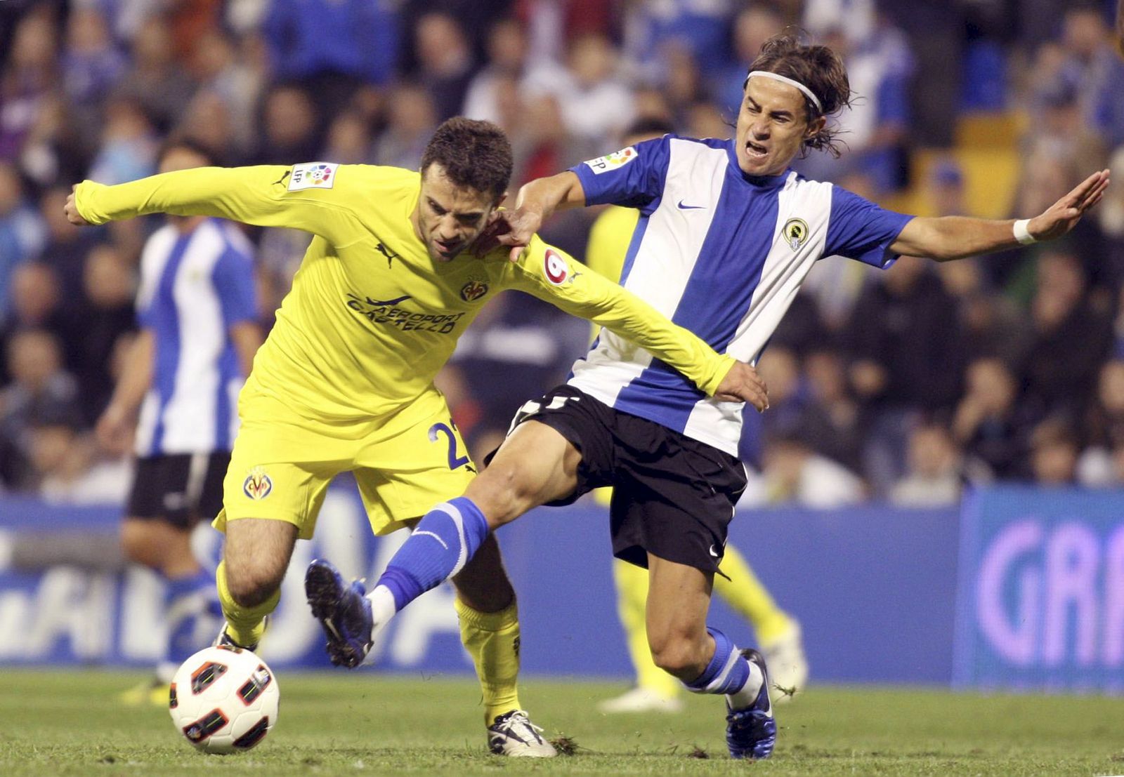 El delantero italiano del Villarreal Giuseppe Rossi trata de escapar de David Cortés, del Hércules.