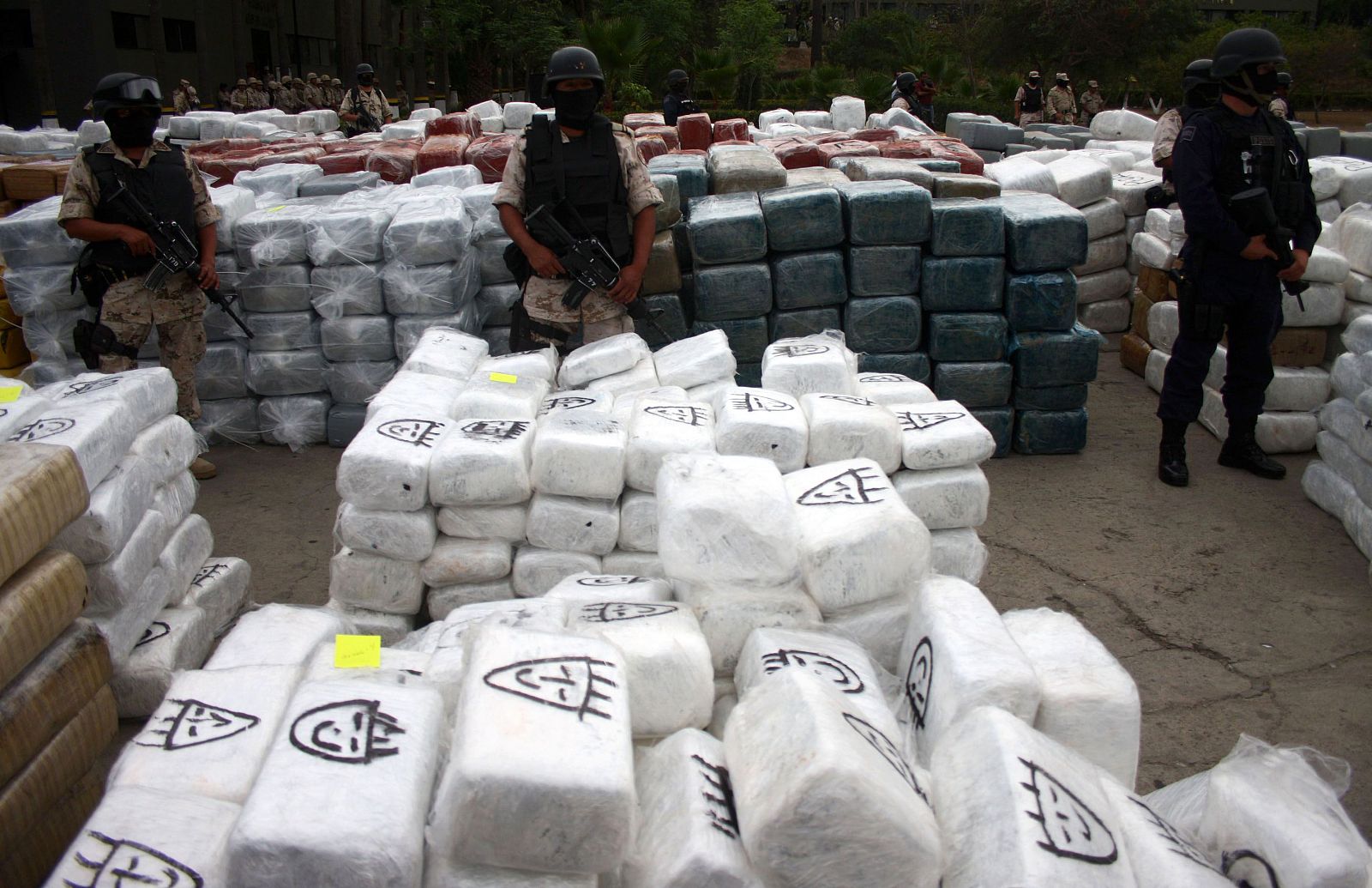 Soldados mexicanos custodían los 10.000 paquetes con marihuana decomisados