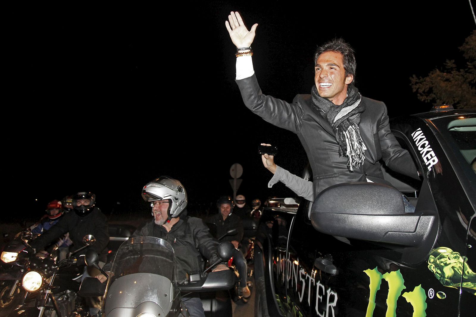 El campeón del mundo de Moto 2, Toni Elias, saluda a sus paisanos