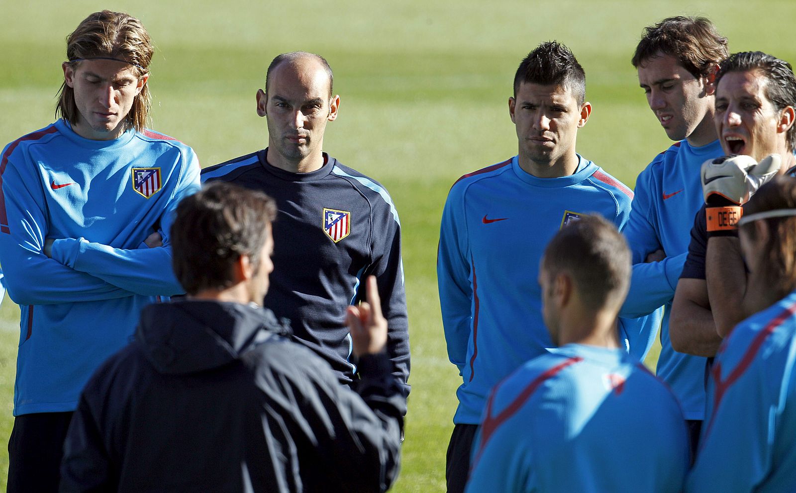 El entrenador del Atlético de Madrid, Quique Sánchez Flores, da instrucciones a sus jugadores, entre ellos, el argentino Sergio "Kun" Agüero.