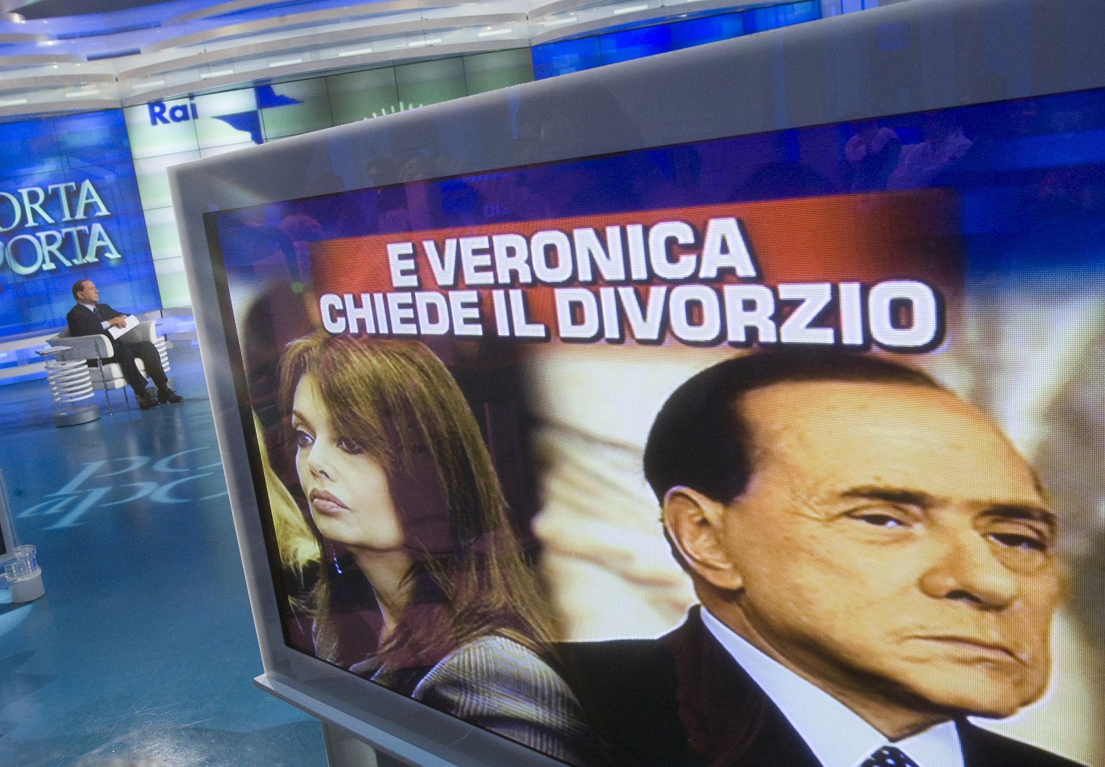 Hasta los platós de televisión ha acudido Silvio Berlusconi para hablar de su polémico divorcio.