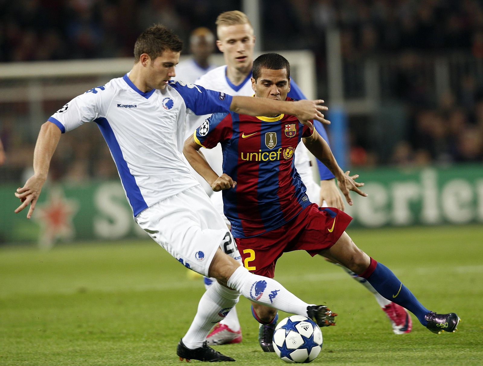 Dani Alves presiona a Martin Vingaard en el partido de Champions frente al Copenhague