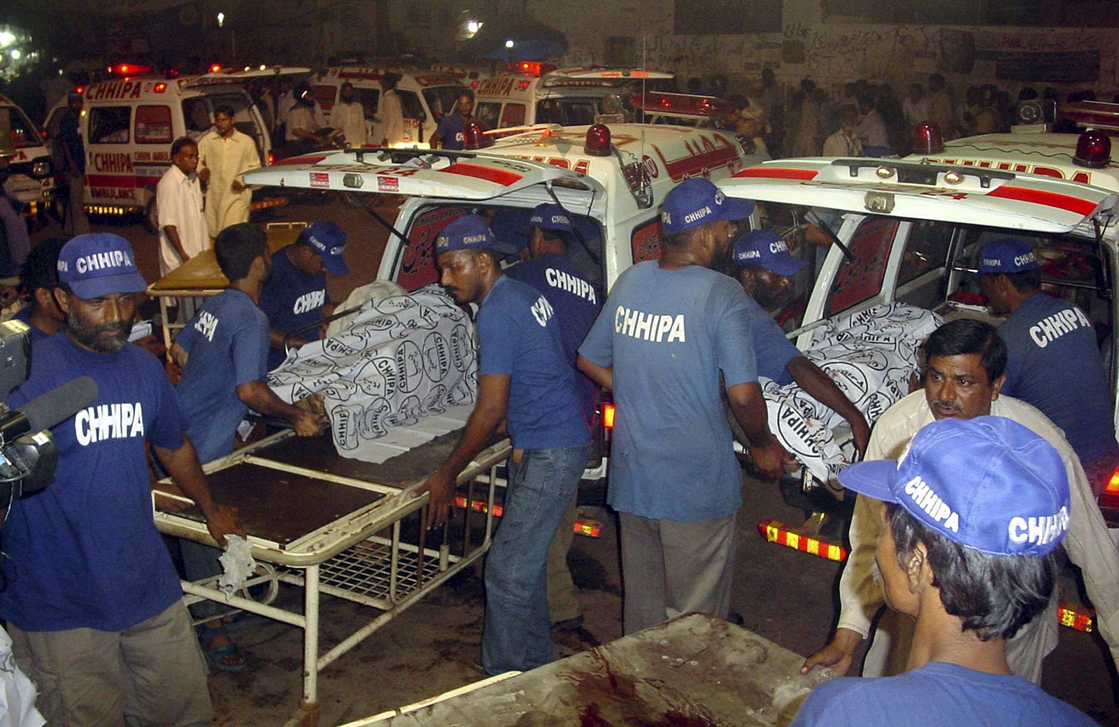 Miembros de los servicios de rescate trasladan varios cadáveres a un hospital en Karachi.