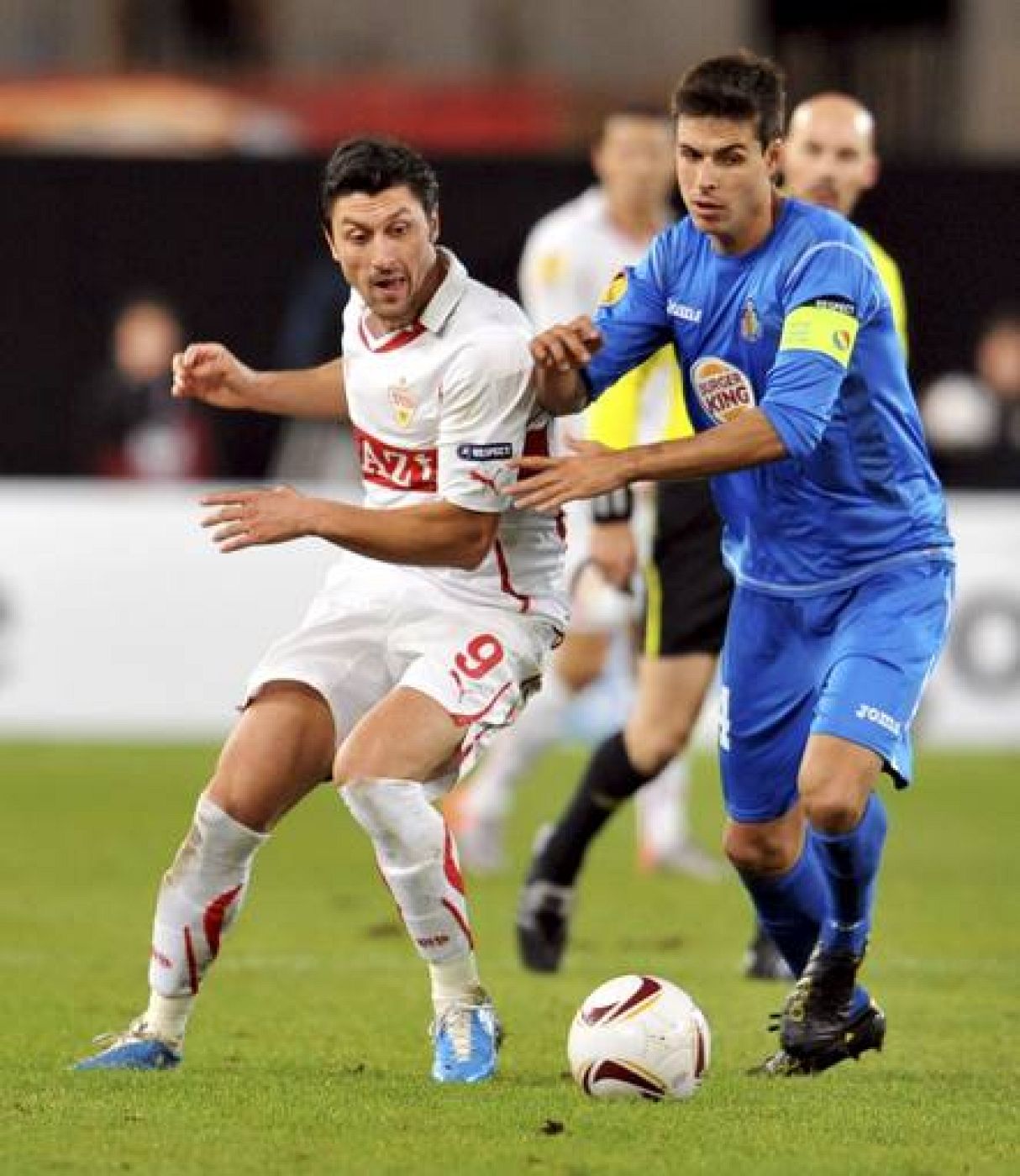 Ciprian Marica del VfB Stuttgart, lucha por el control del balón con Manu del Getafe.