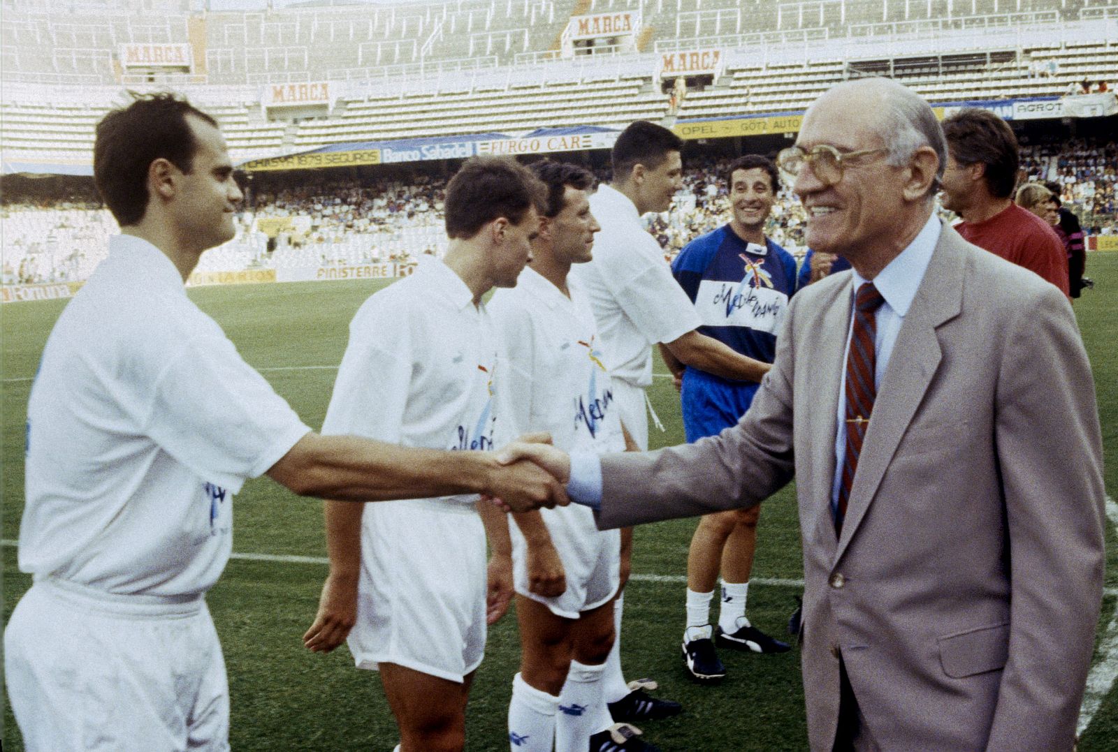 Fotografía de archivo, tomada en la temporada 1992/93, del entonces presidente del Valencia Arturo Tuzón (d) dando la mano a su jugador Fernando Gómez