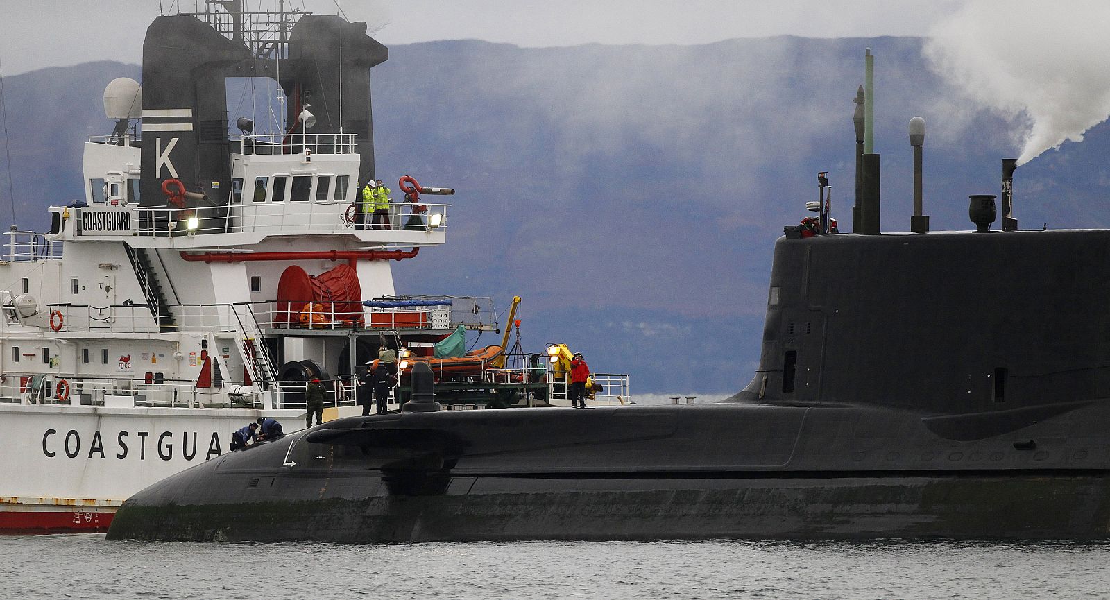 El submarino HMS Astuto ha sido reflotado con la ayuda de la marea alta.