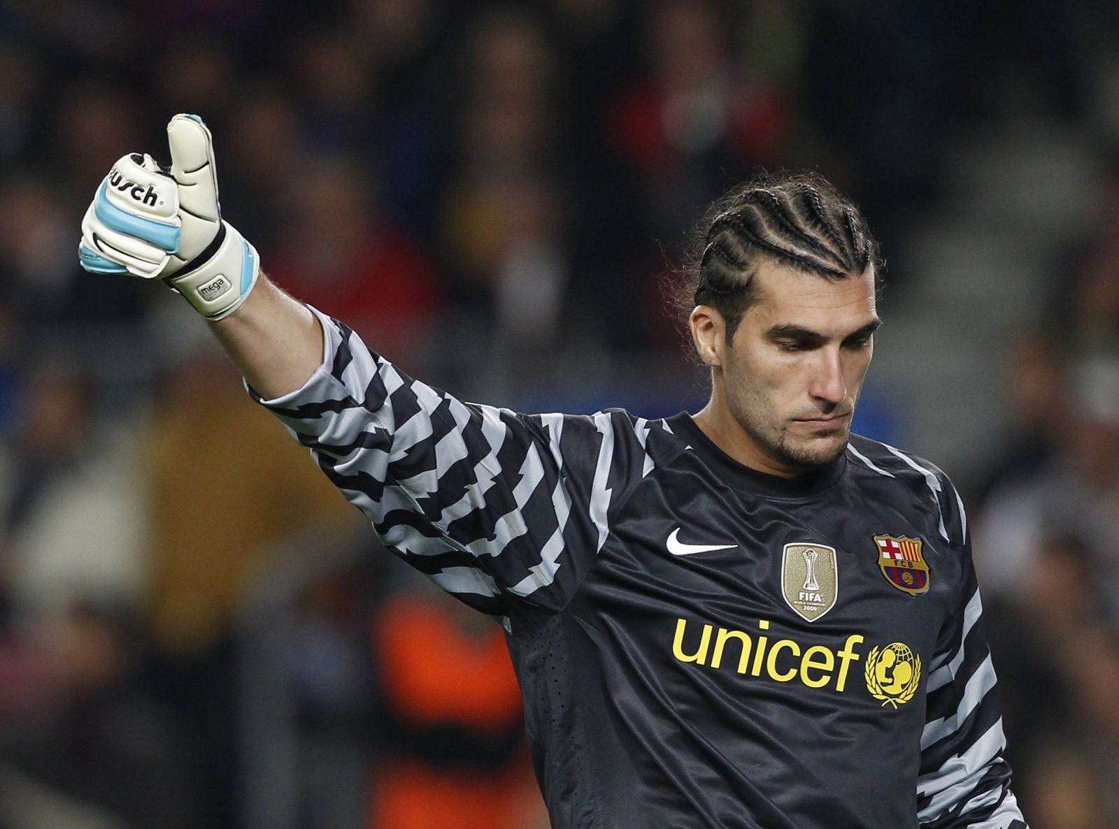 El portero jerezano del Barça, José Pinto, durante el partido de Champions ante el Copenhage.