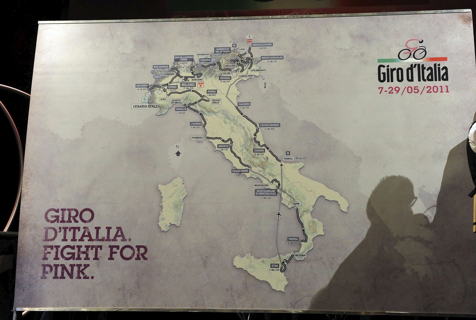 El mapa con el recorrido del Giro de Italia 2011 es mostrado durante su presentación