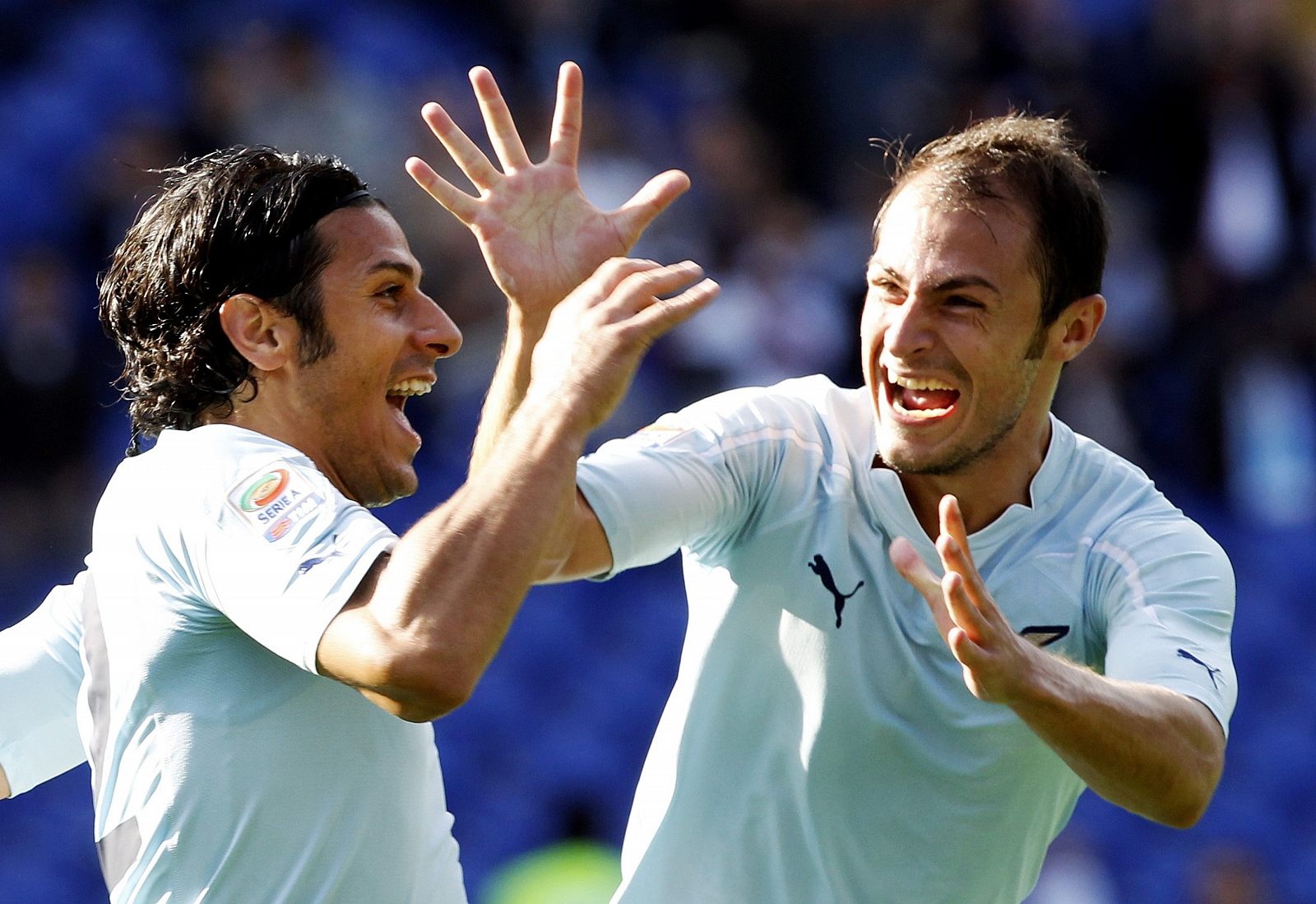 Foccari celebra con Radu uno de los goles del Lazio